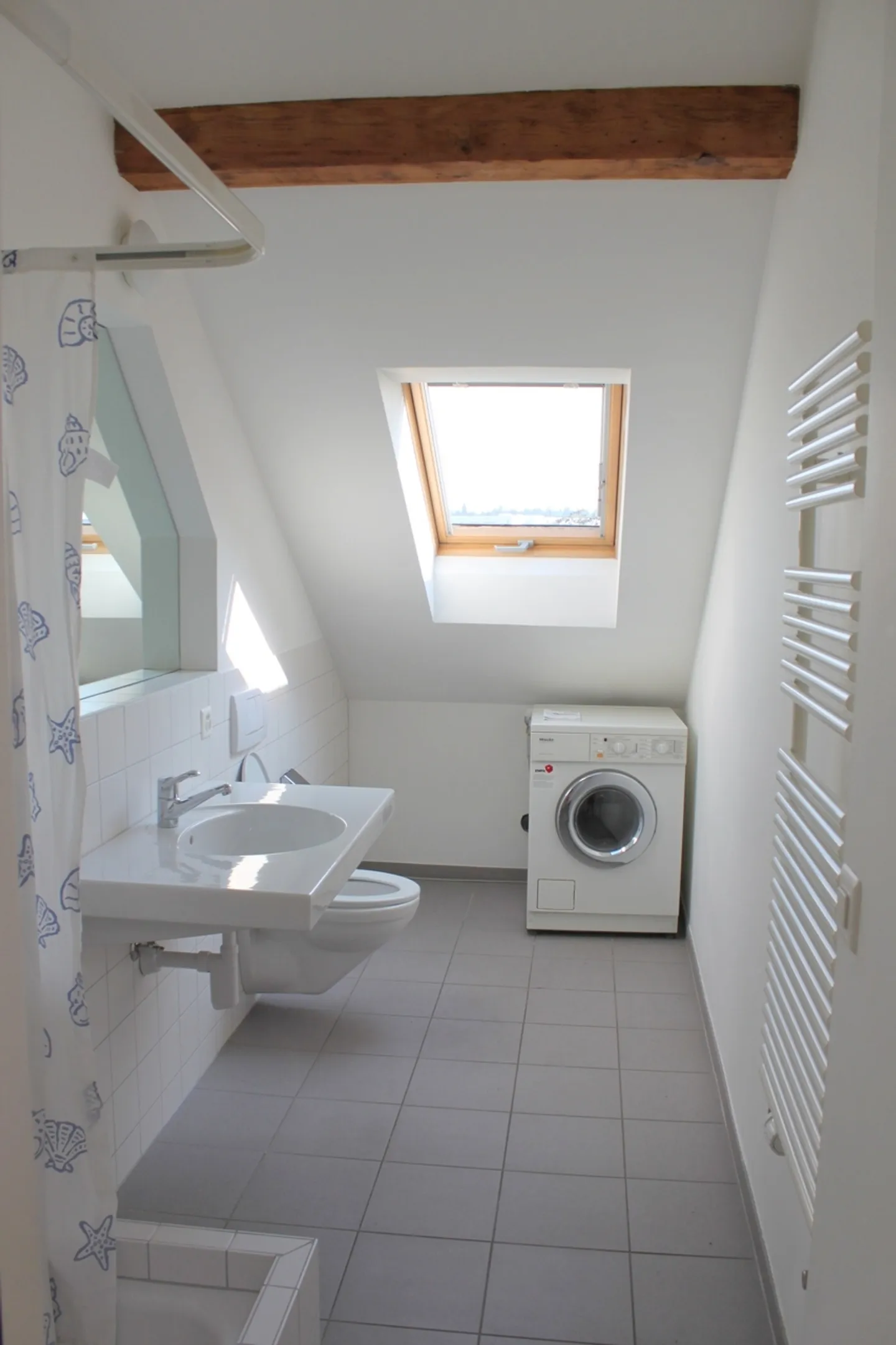 Appartement penthouse ensoleillé et rénové de 2,5 pièces avec vue à Bâle - Photo 7 sur 12