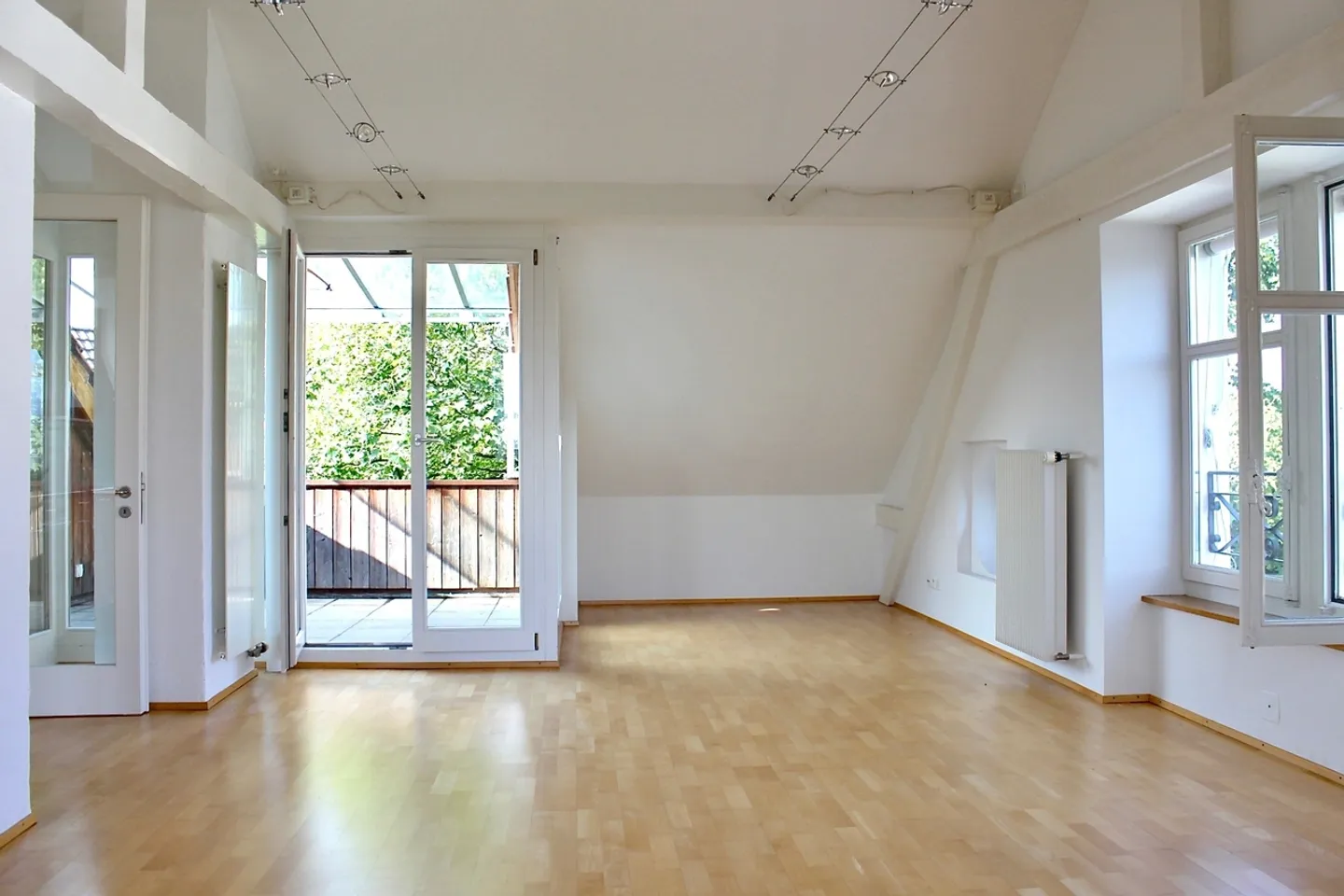 Appartement penthouse ensoleillé et rénové de 2,5 pièces avec vue à Bâle - Photo 4 sur 12