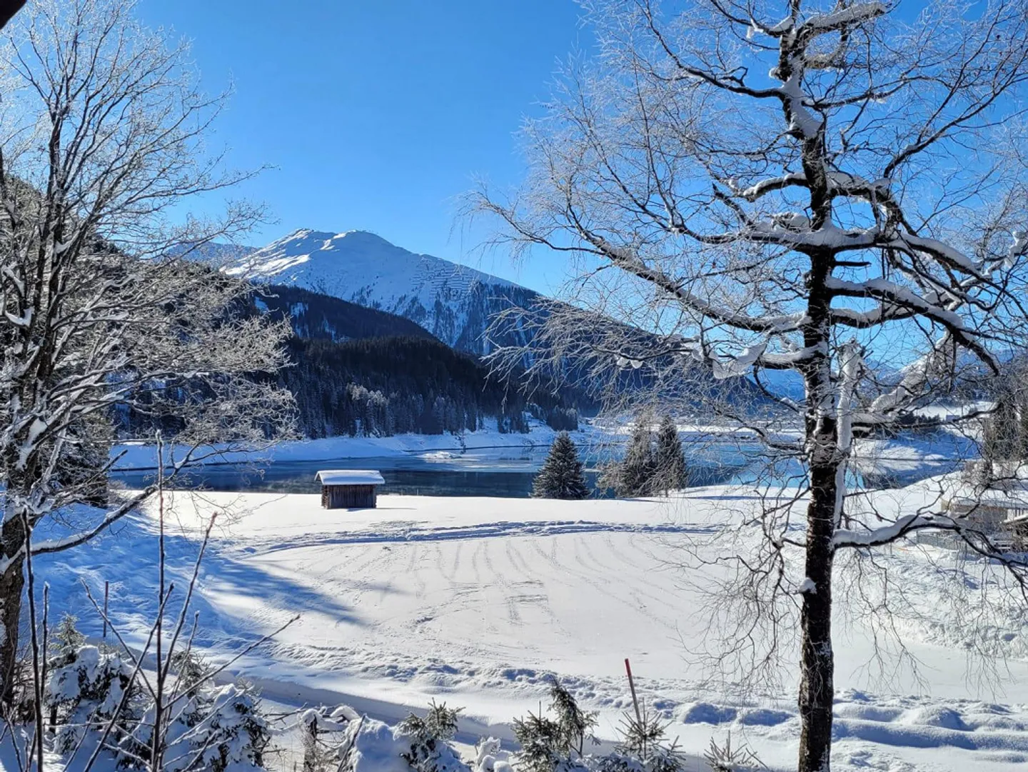 Exclusive 3.5-room penthouse with mountain and lake view - Photo 2 of 5