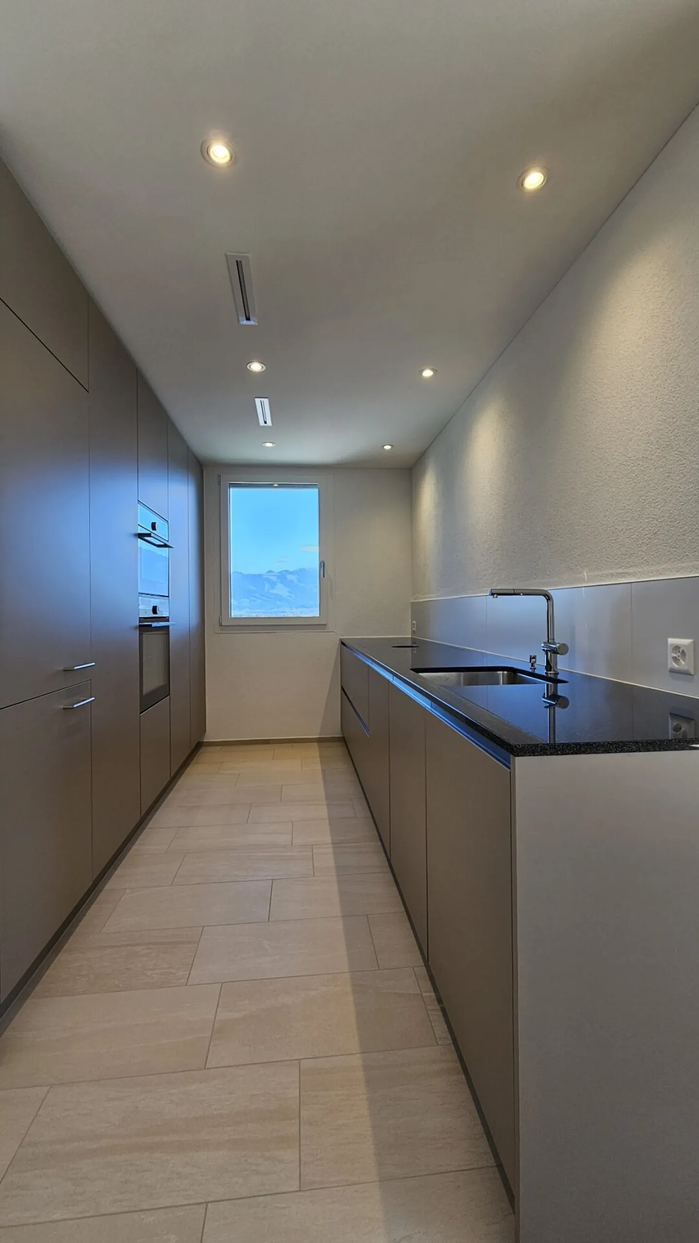 Appartamento moderno di 4,5 locali con alto standard di finitura in un tranquillo quartiere residenziale - Foto 2 di 9