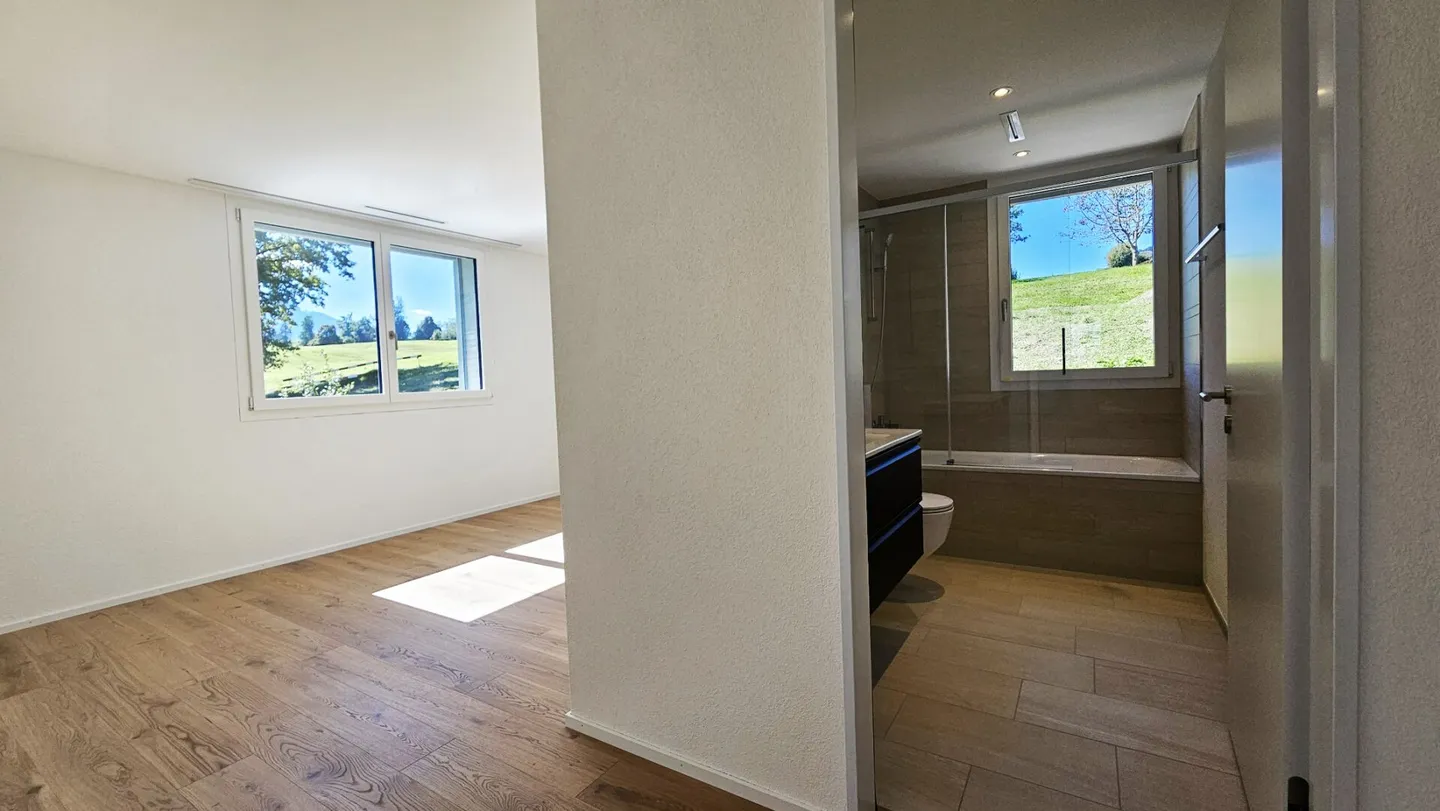 Appartamento moderno di 4,5 locali con alto standard di finitura in un tranquillo quartiere residenziale - Foto 3 di 9