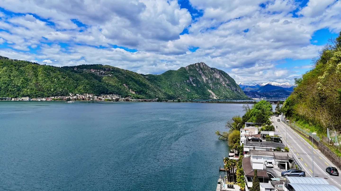 Villa sul lago con darsena privata - Foto 2 di 10