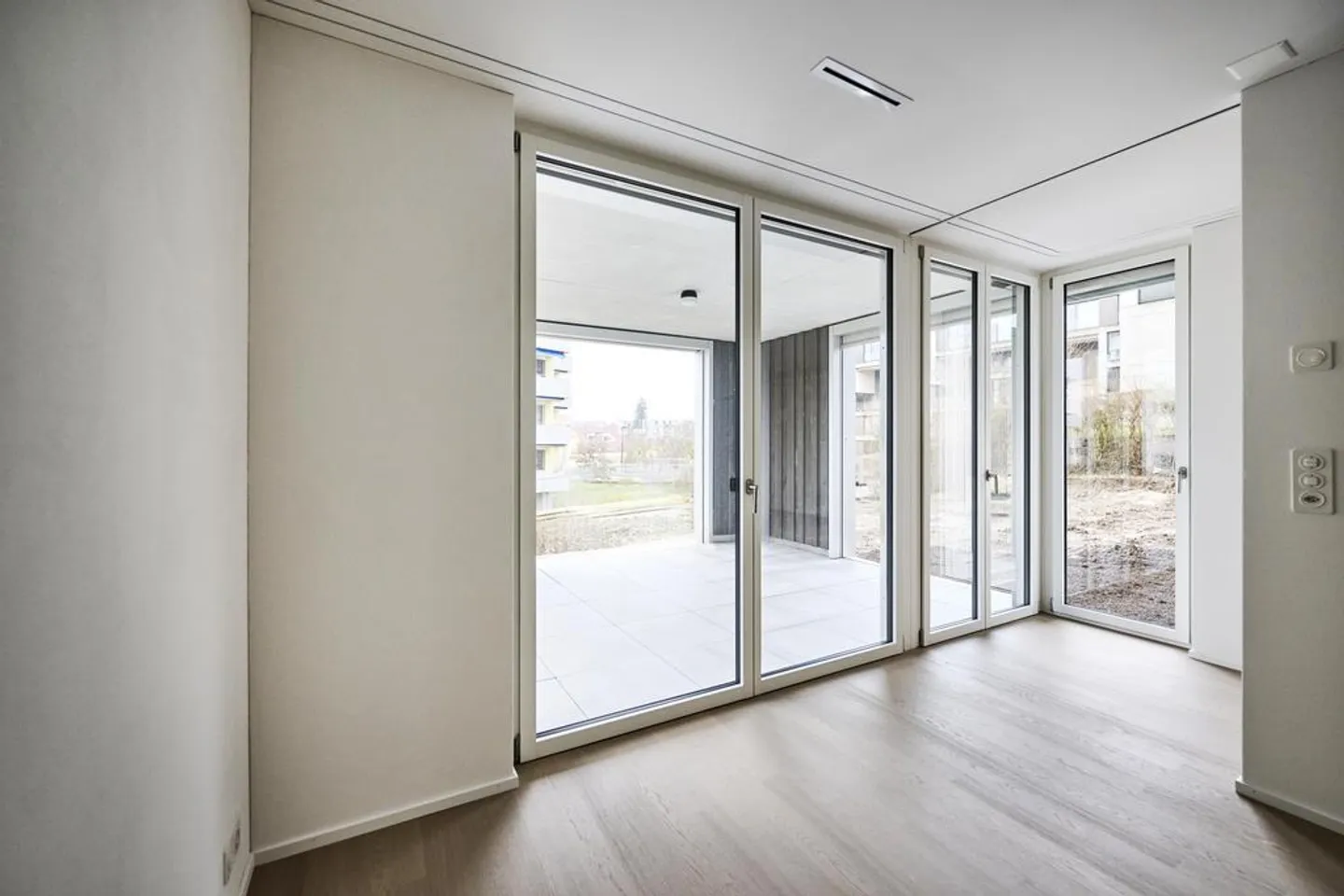 Modern apartment with garden seating area - Photo 5 of 5