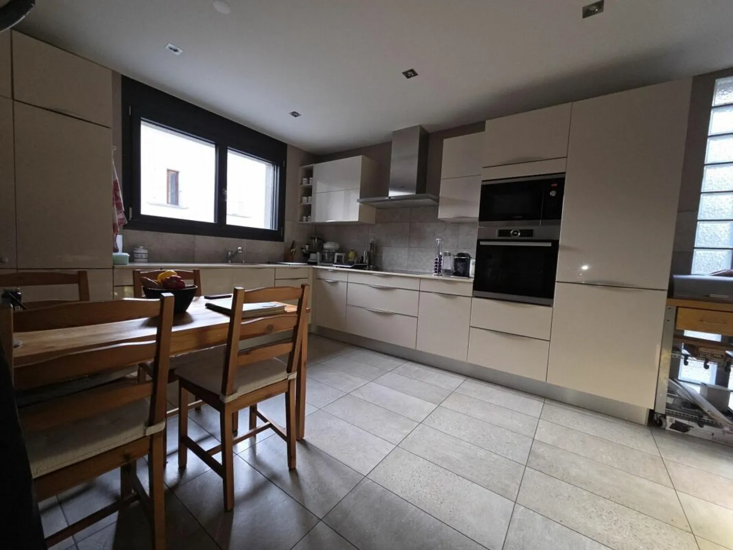 Appartement spacieux de 4,5 pièces avec garage et places de parking au centre - Photo 2 sur 9