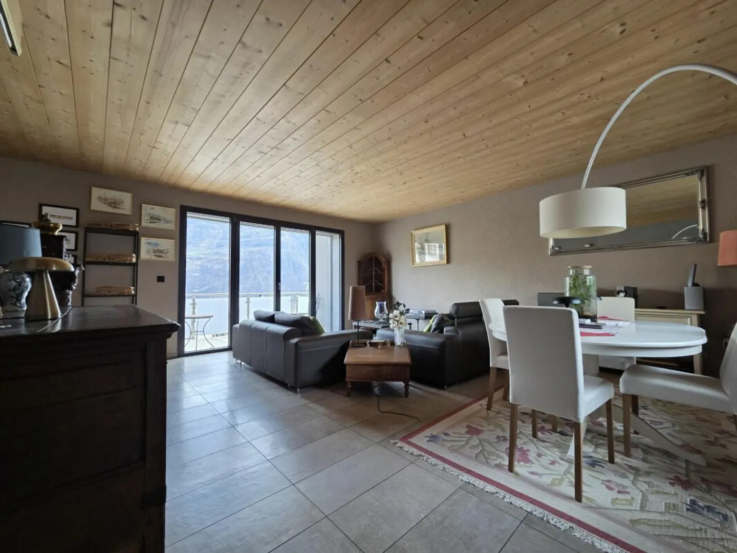 Appartement spacieux de 4,5 pièces avec garage et places de parking au centre - Photo 3 sur 9