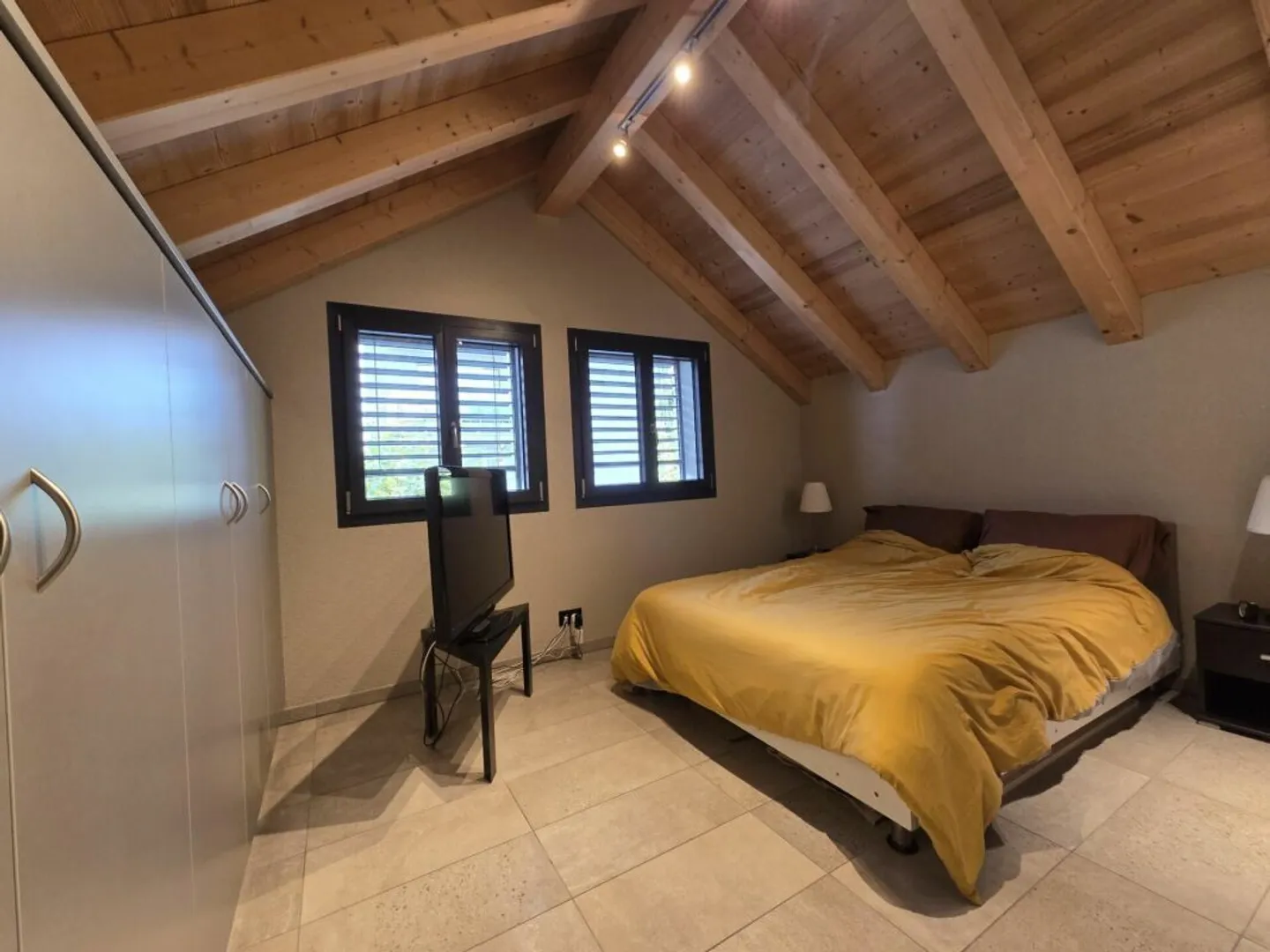 Appartement spacieux de 4,5 pièces avec garage et places de parking au centre - Photo 5 sur 9