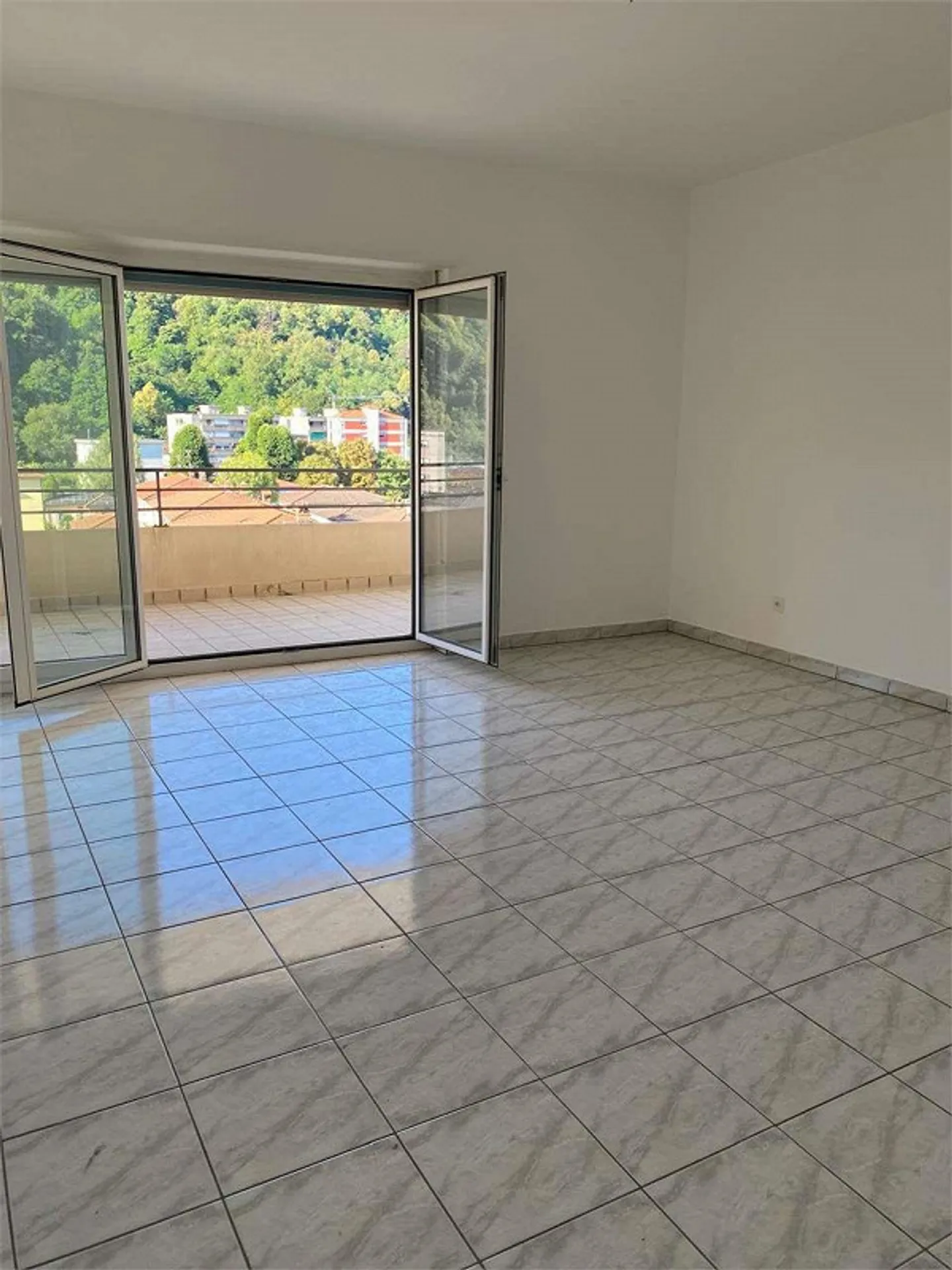 Chiasso, grande attico con 3,5 stanze e cucina separata - Foto 3 di 10