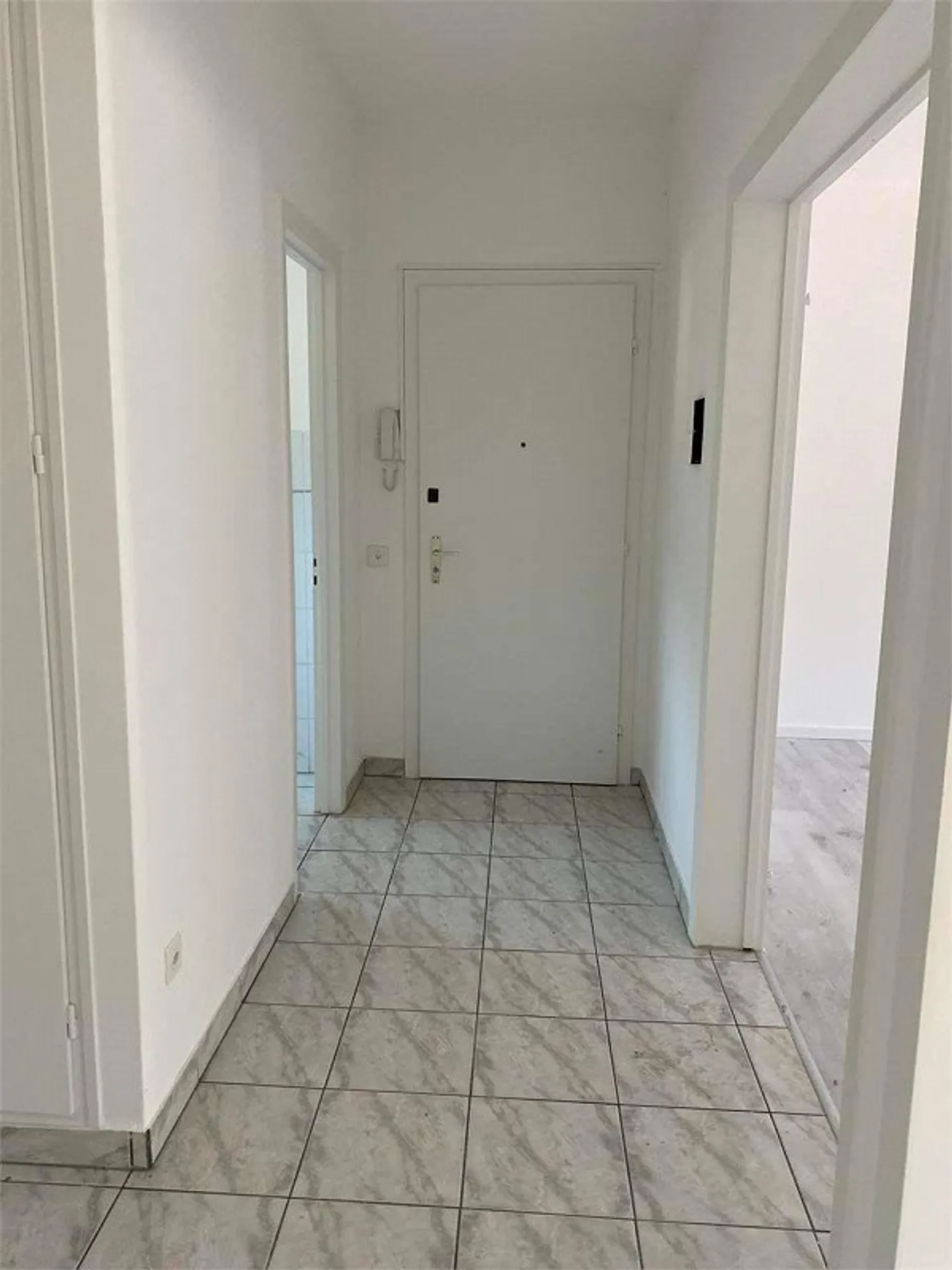 Chiasso, grande attico con 3,5 stanze e cucina separata - Foto 4 di 10