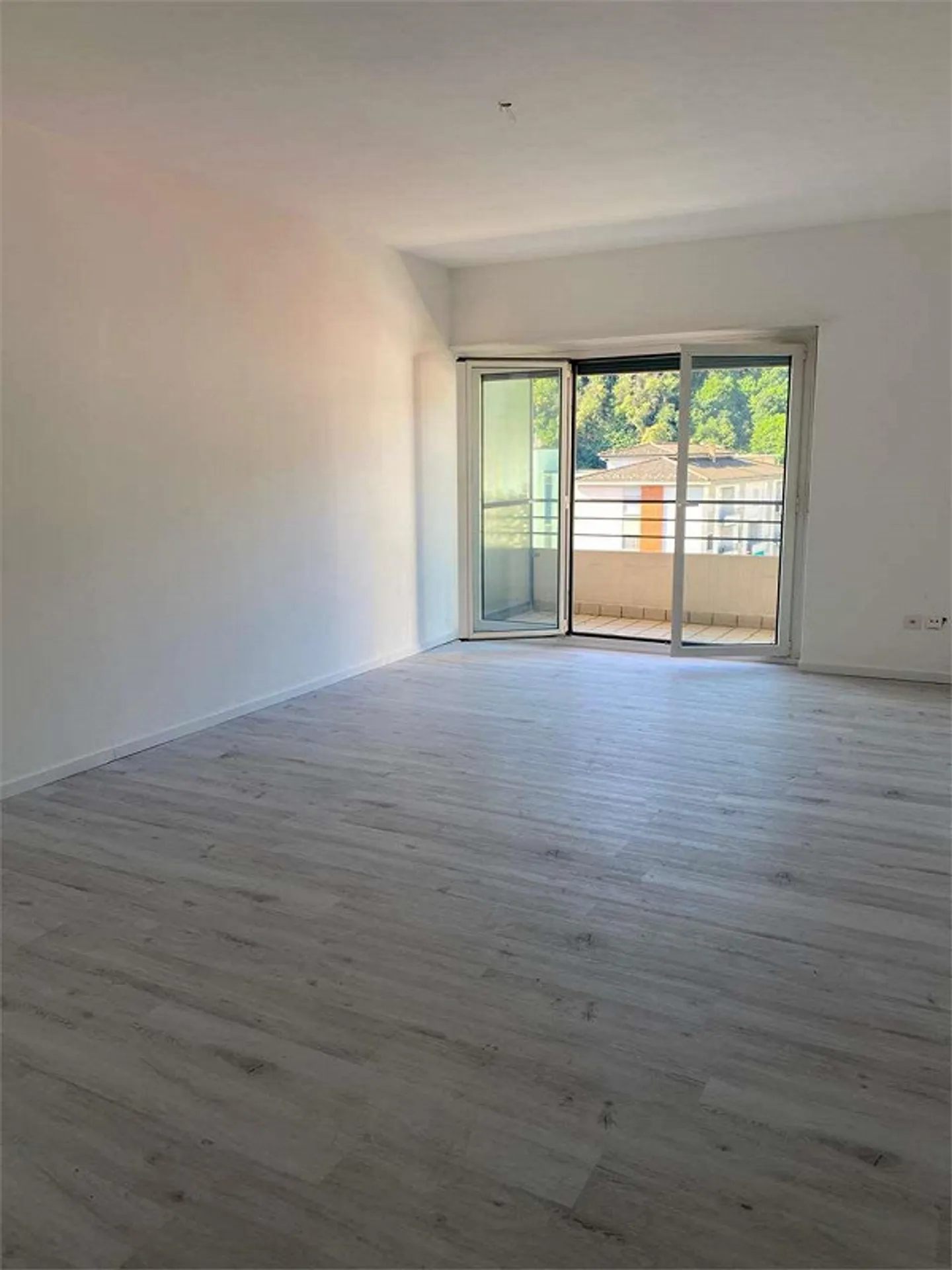 Chiasso, grande attico con 3,5 stanze e cucina separata - Foto 2 di 10