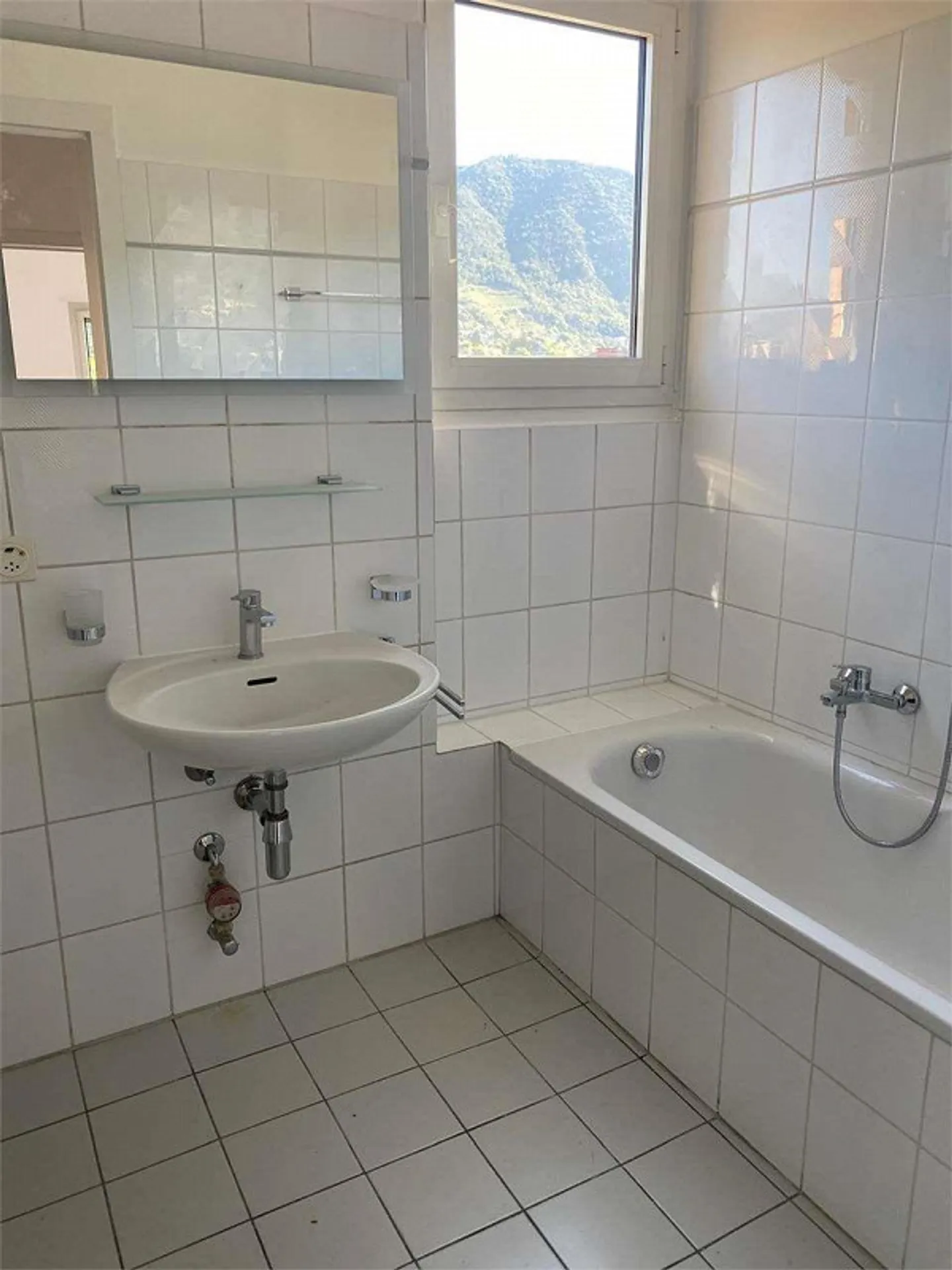 Chiasso, grande attico con 3,5 stanze e cucina separata - Foto 6 di 10