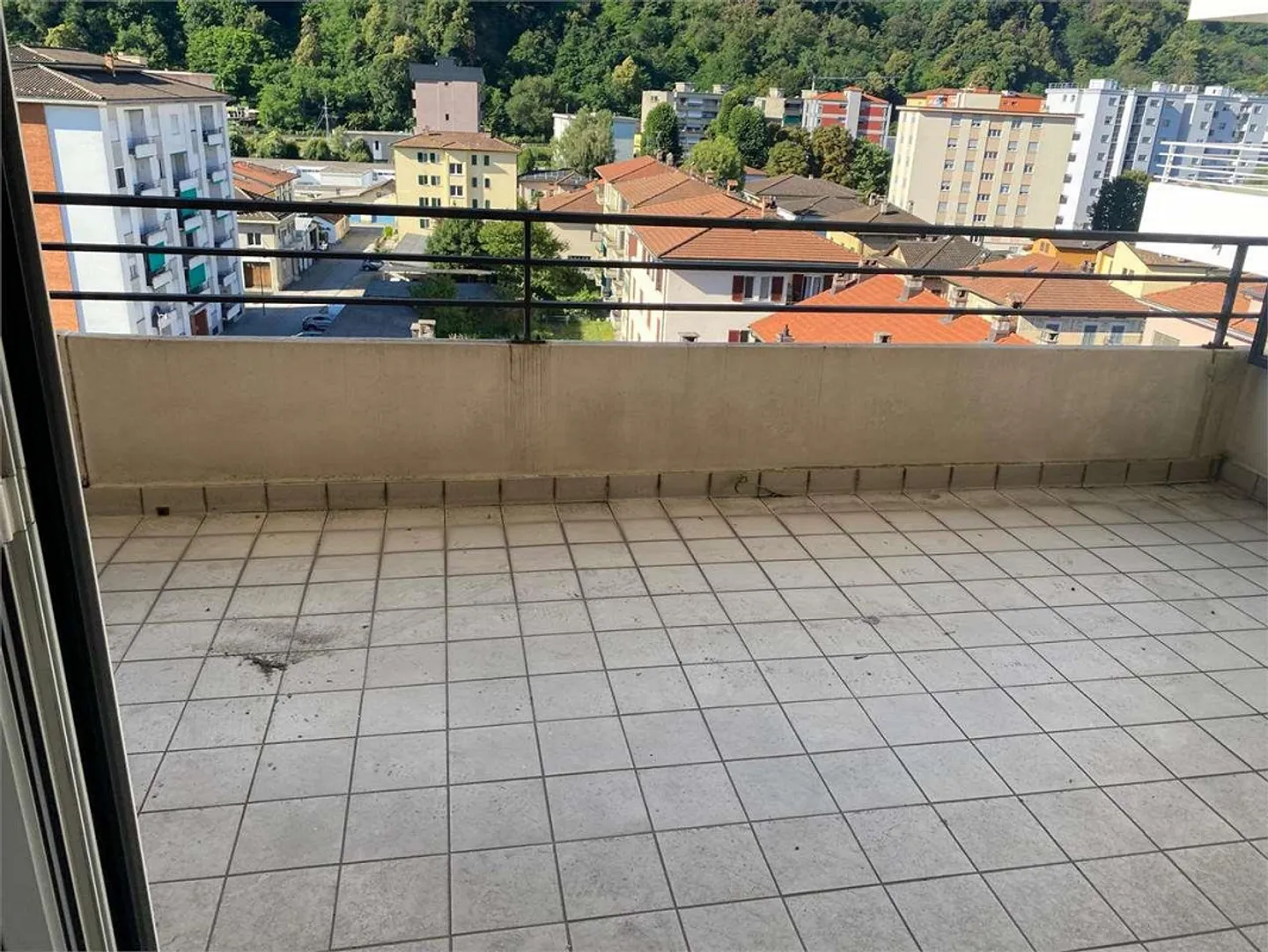 Chiasso, grande attico con 3,5 stanze e cucina separata - Foto 7 di 10