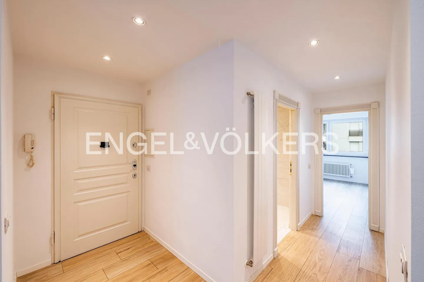 Modern apartment with terrace - Photo 2 of 10