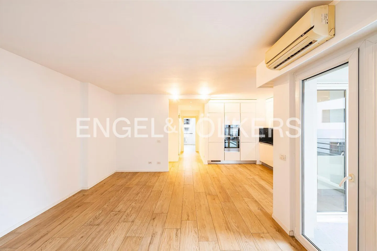 Modern apartment with terrace - Photo 4 of 10