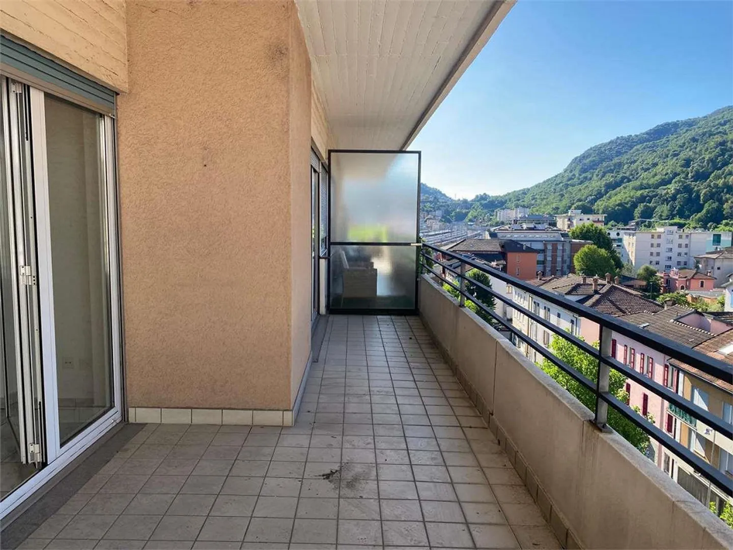 Chiasso, grande attico con 3,5 stanze e cucina separata - Foto 8 di 10