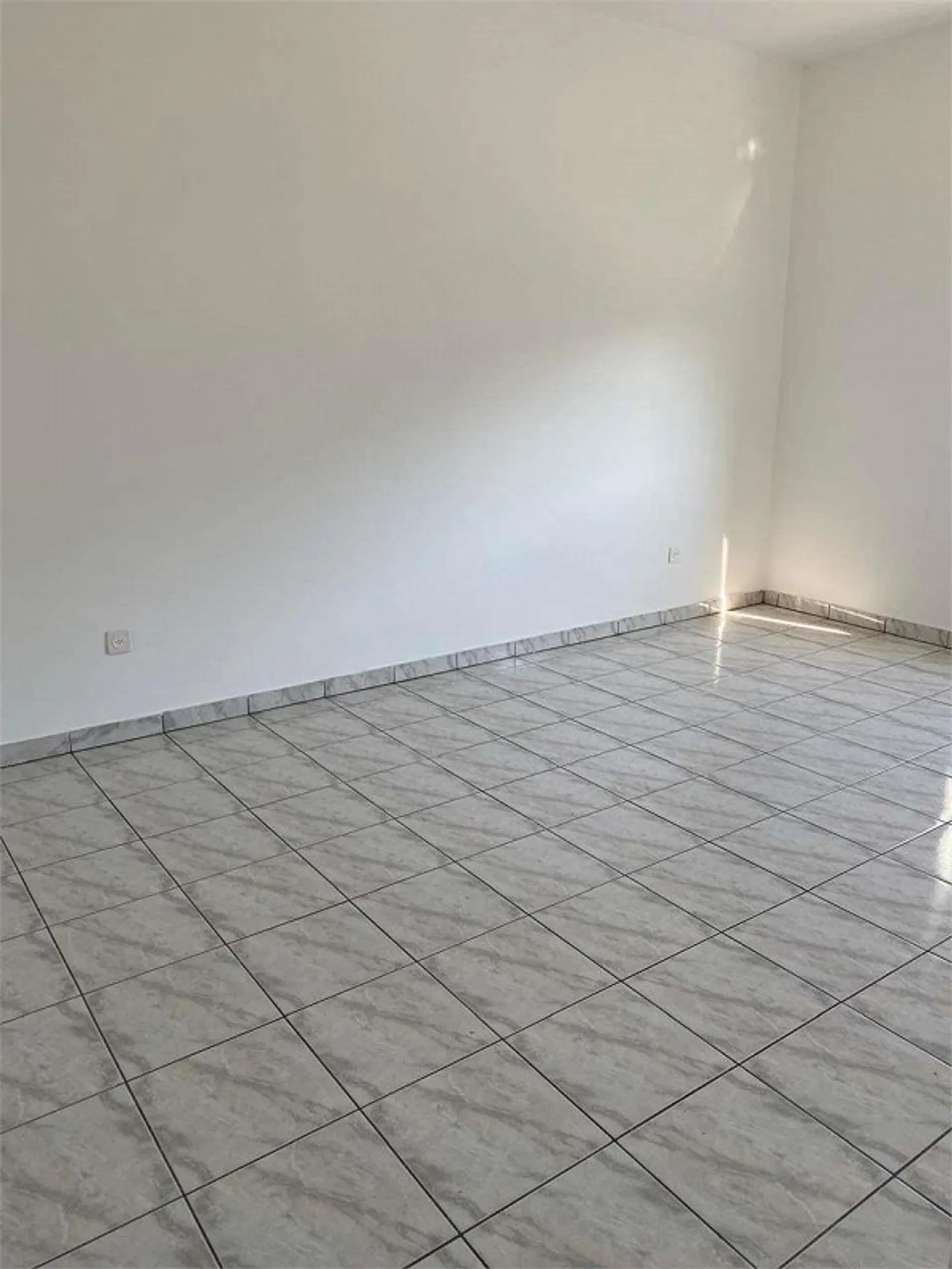 Chiasso, grande attico con 3,5 stanze e cucina separata - Foto 9 di 10