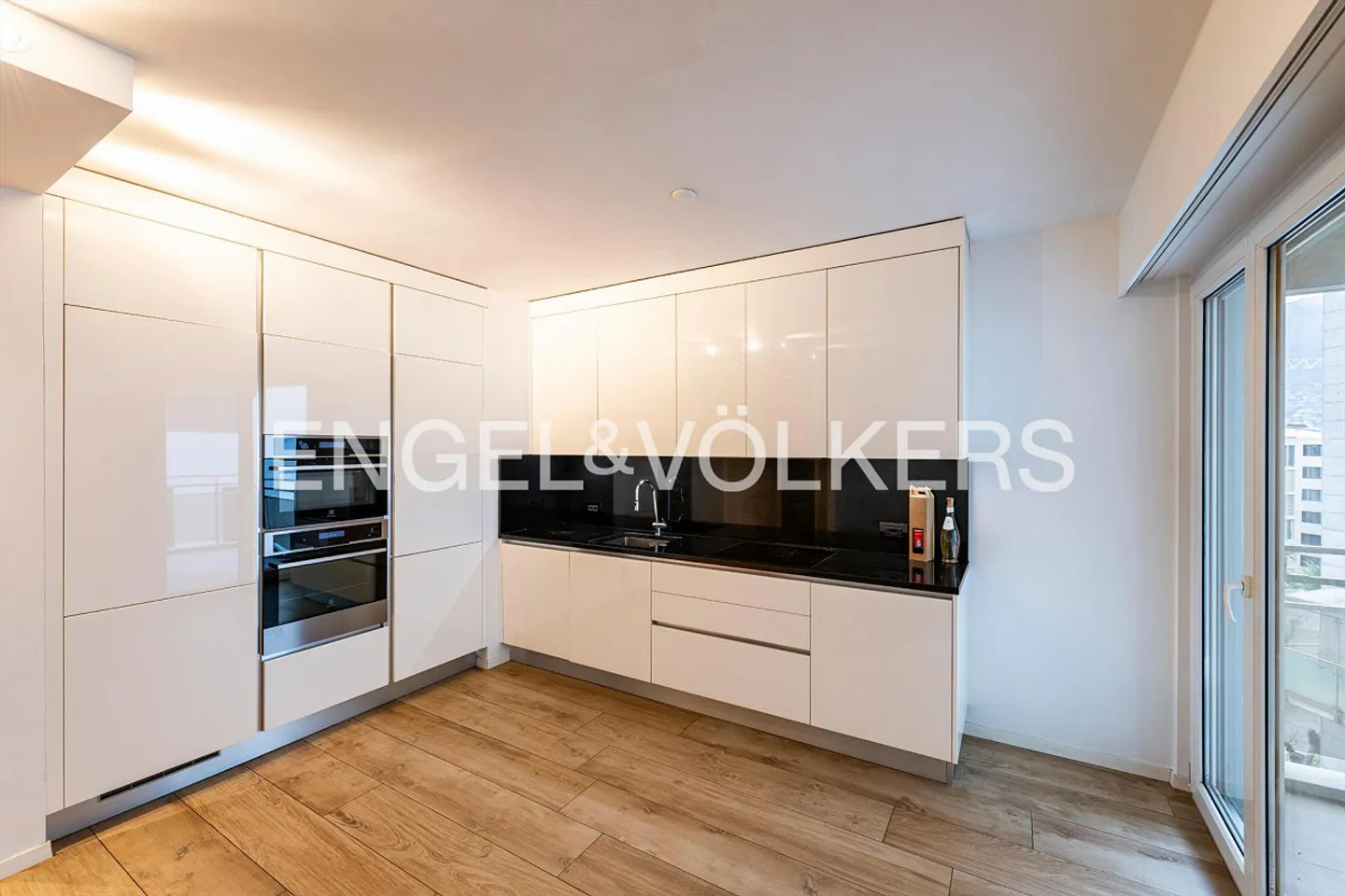 Modern apartment with terrace - Photo 5 of 10