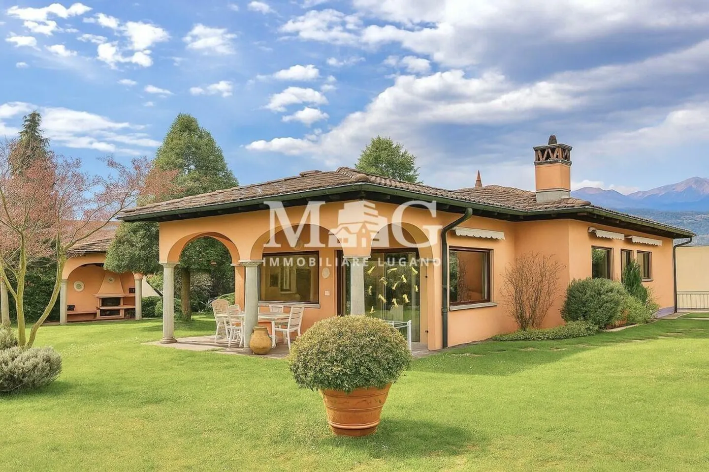 Collina d'Oro: Elegante Villa mit Garten und bebaubarem Land - Foto 1 von 11
