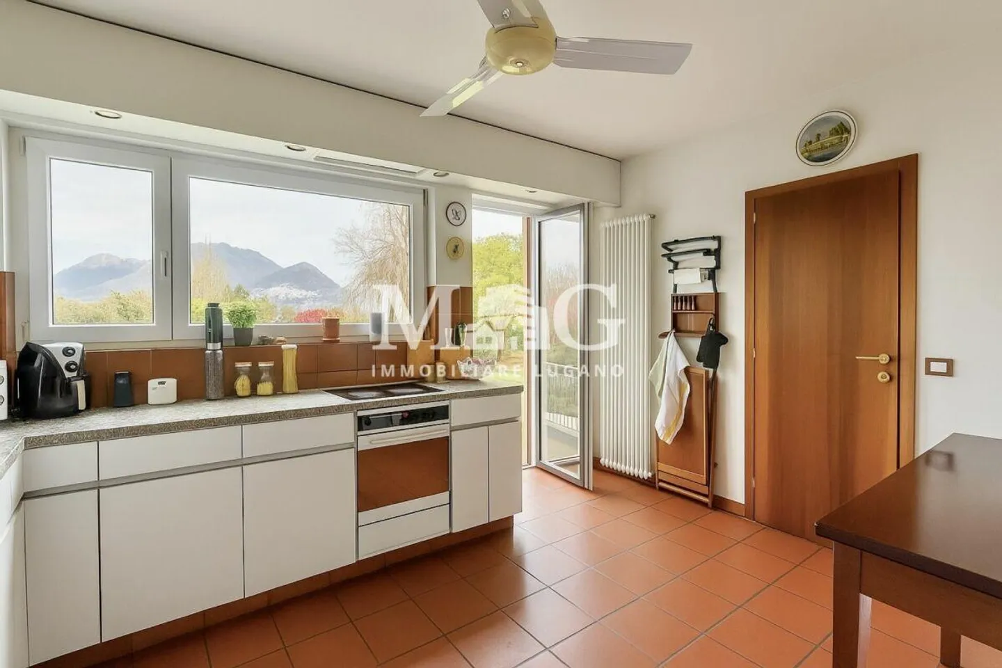 Collina d'Oro: Elegante Villa mit Garten und bebaubarem Land - Foto 11 von 11