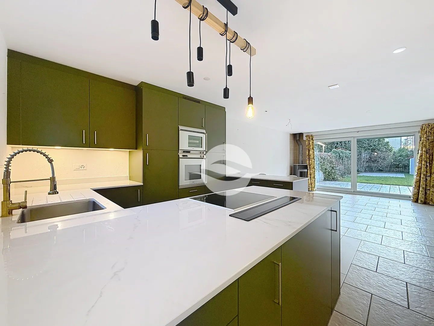 Charming Townhouse with Garden - Photo 2 of 12