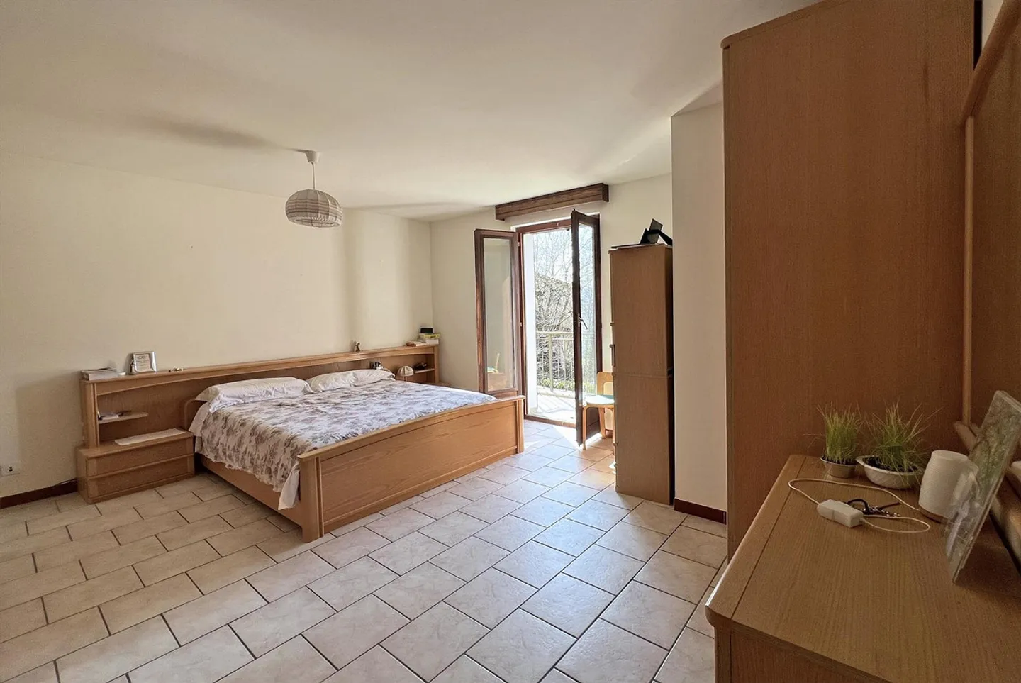 À LOUER : MAISON CHARMANTE DE 4.5 PIÈCES AVEC PATIO À CADRO - Photo 6 sur 9