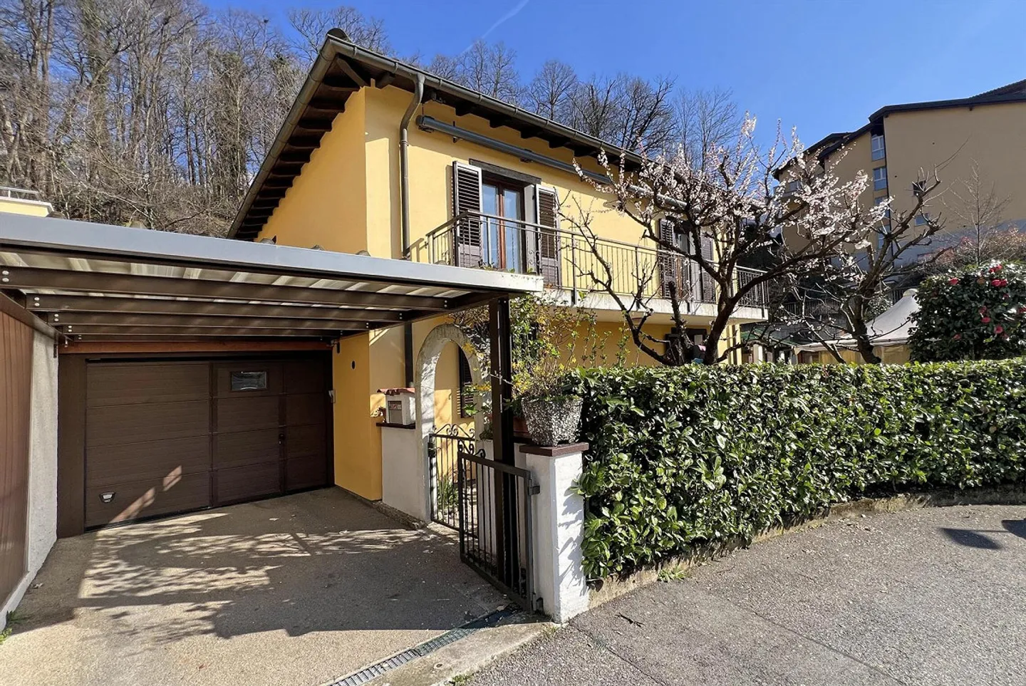 À LOUER : MAISON CHARMANTE DE 4.5 PIÈCES AVEC PATIO À CADRO - Photo 1 sur 9