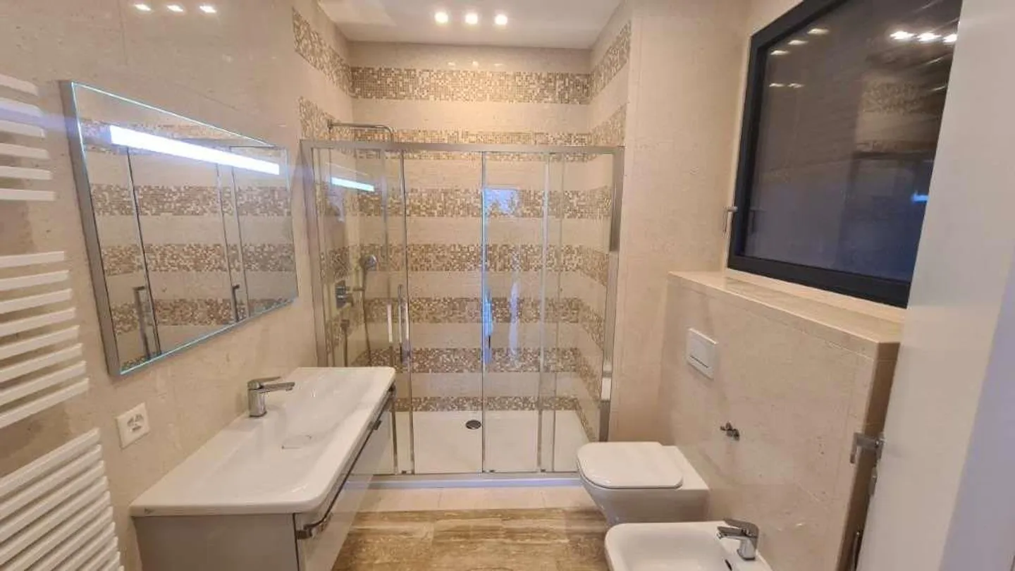 BISSONE: APPARTAMENTO REFINITO DI 2,5 STANZE CON VISTA LAGO - Foto 4 di 6