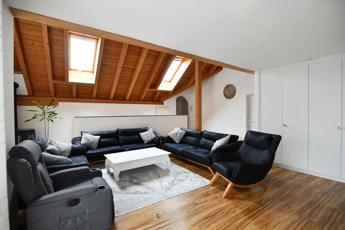 SPACIOUS AND DETACHED SINGLE-FAMILY HOUSE WITH POOL - Photo 8 of 12