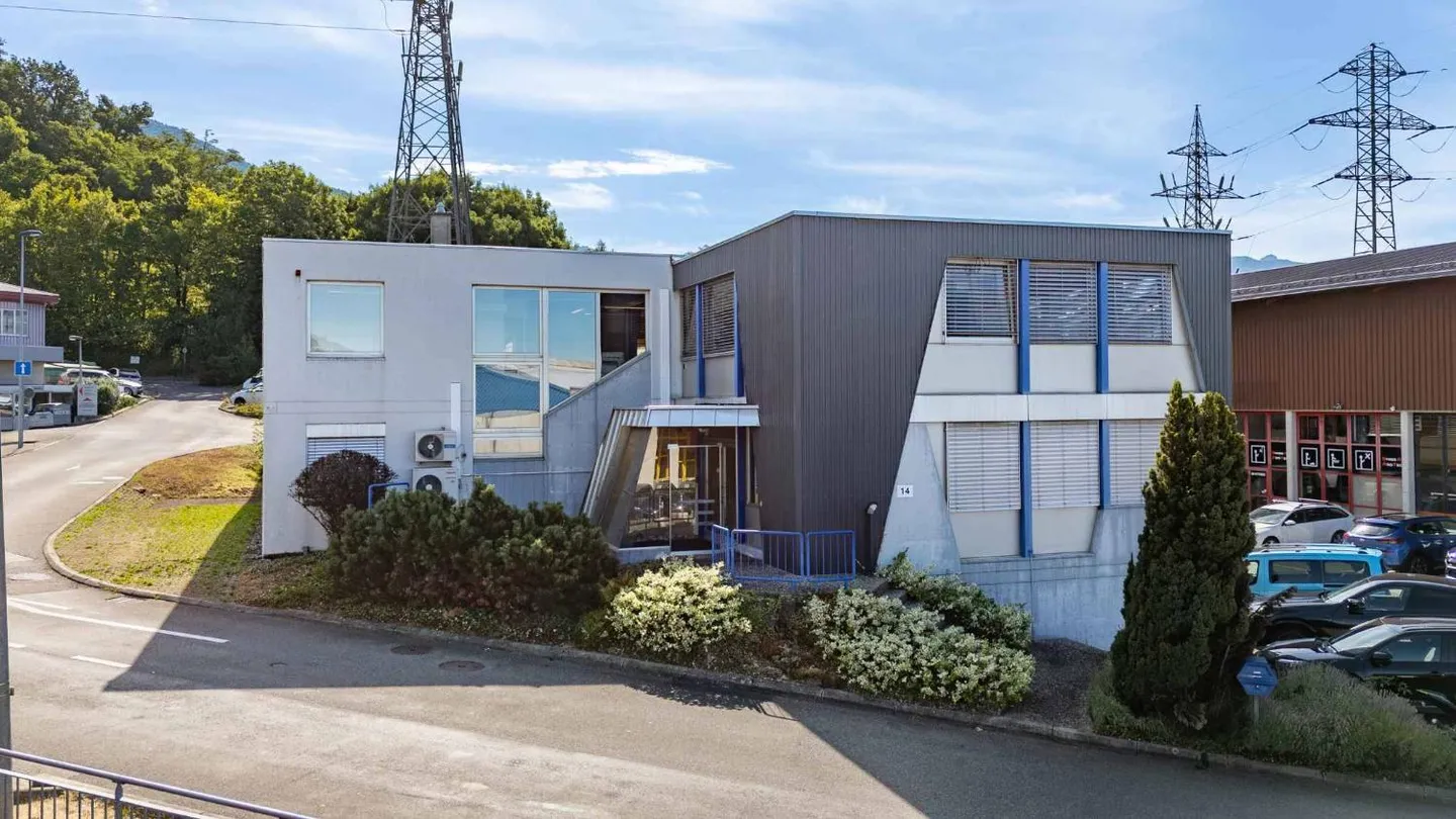 Office spaces from 230 m2 in a small administrative building - Photo 2 of 8