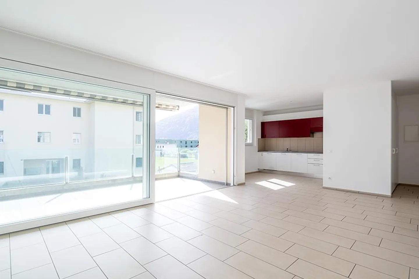 MODERNE 3.5-ZIMMER-WOHNUNG IN BELLINZONA NORD - Foto 2 von 9