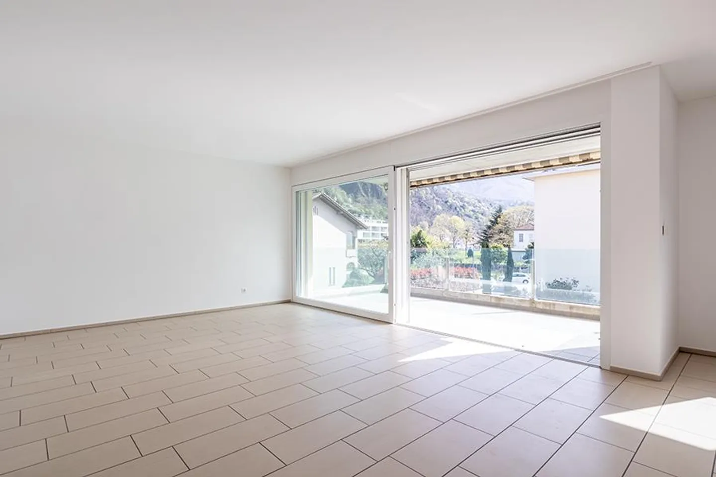 MODERNE 3.5-ZIMMER-WOHNUNG IN BELLINZONA NORD - Foto 3 von 9