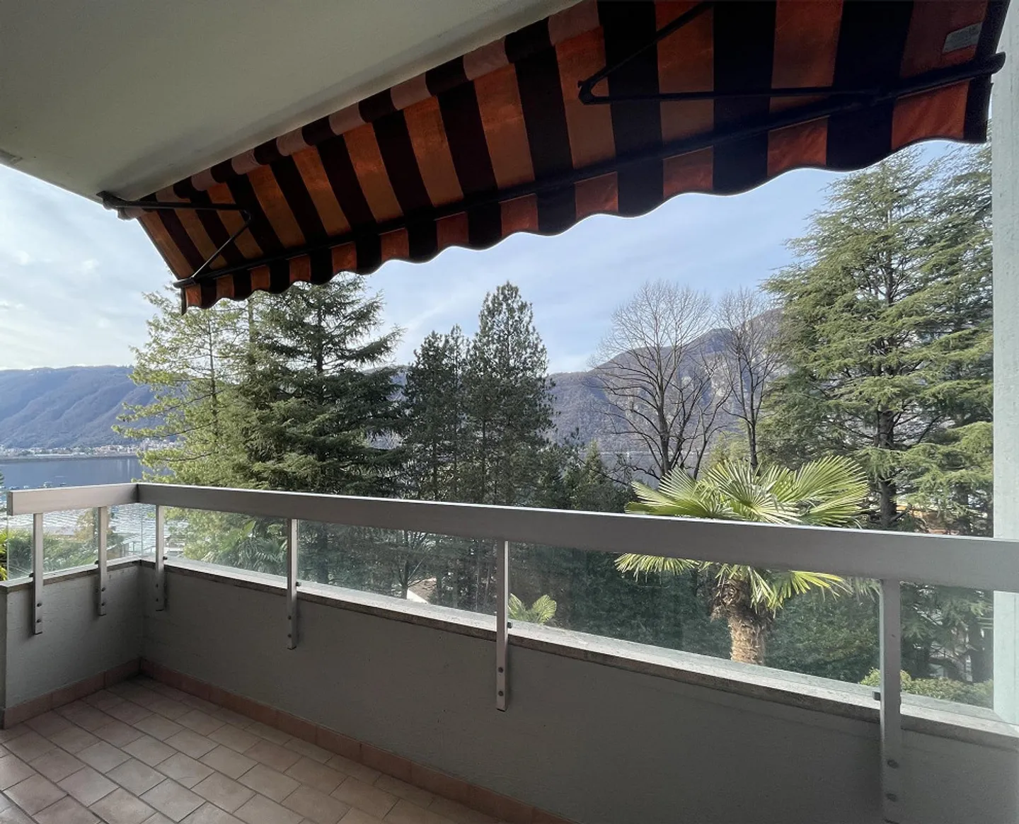 APPARTAMENTO 2.5 LOCALI CON VISTA PANORAMICA SUL LAGO - Foto 9 di 10