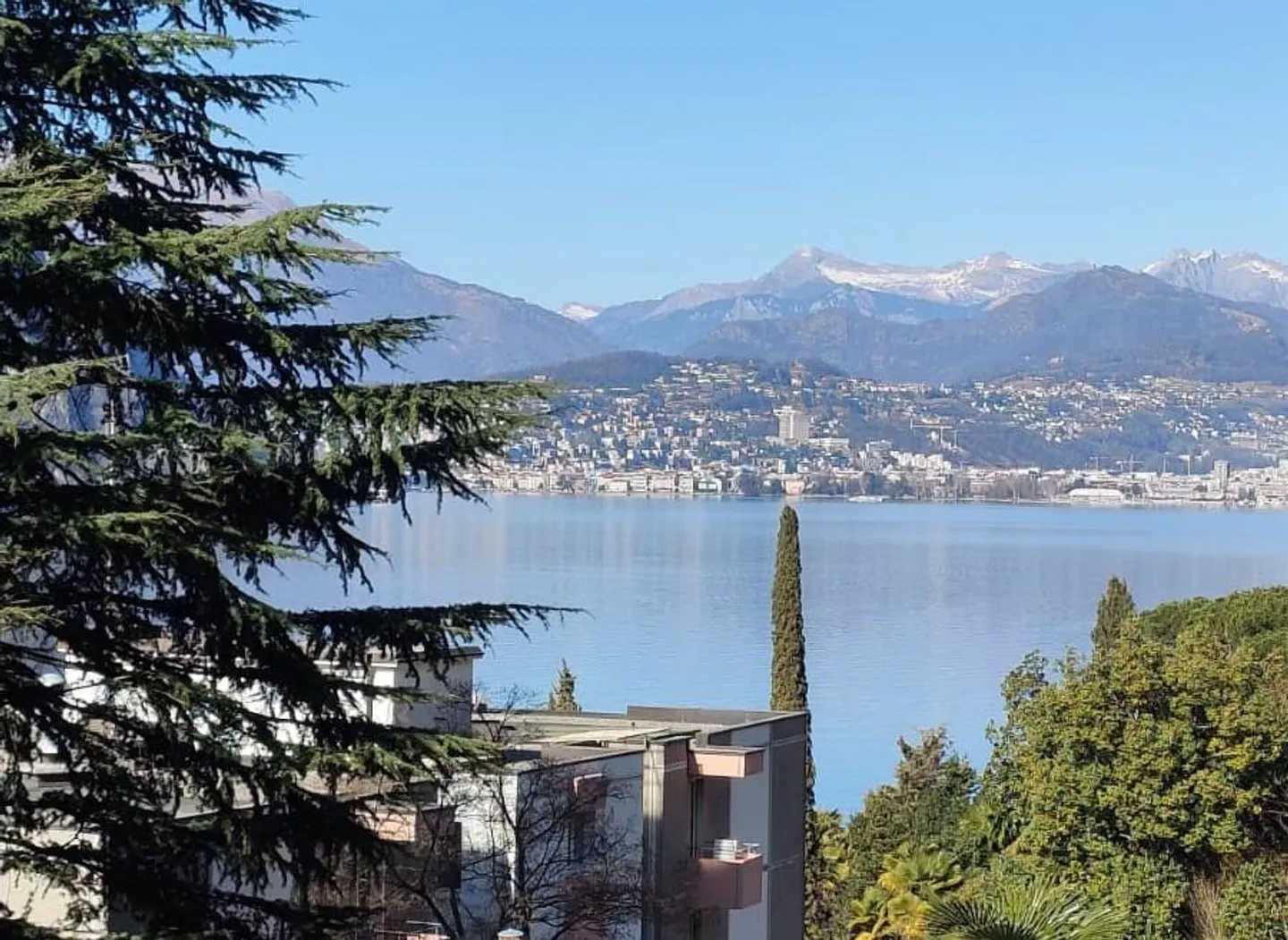 APPARTAMENTO 2.5 LOCALI CON VISTA PANORAMICA SUL LAGO - Foto 2 di 10