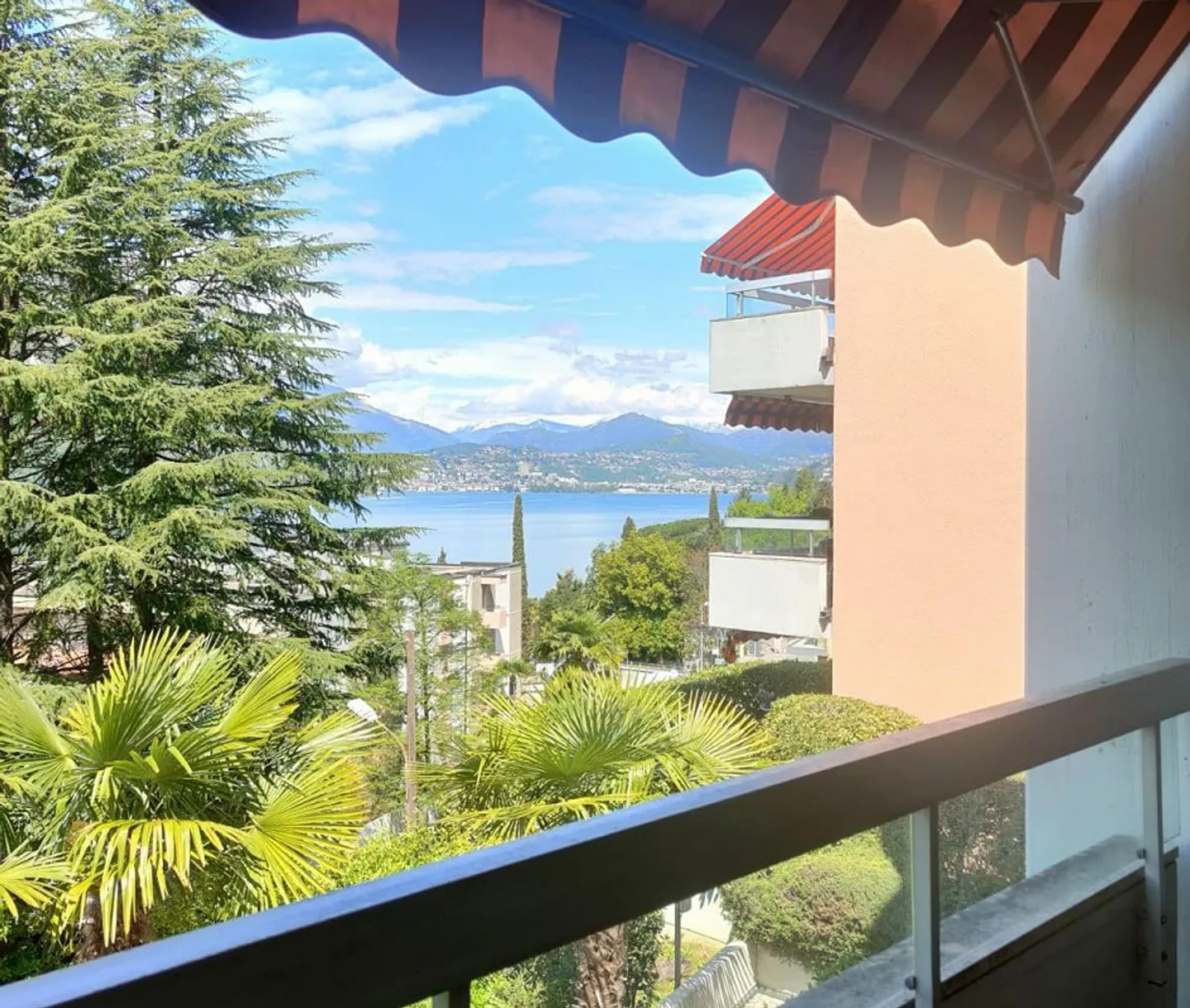 APPARTAMENTO 2.5 LOCALI CON VISTA PANORAMICA SUL LAGO - Foto 1 di 10