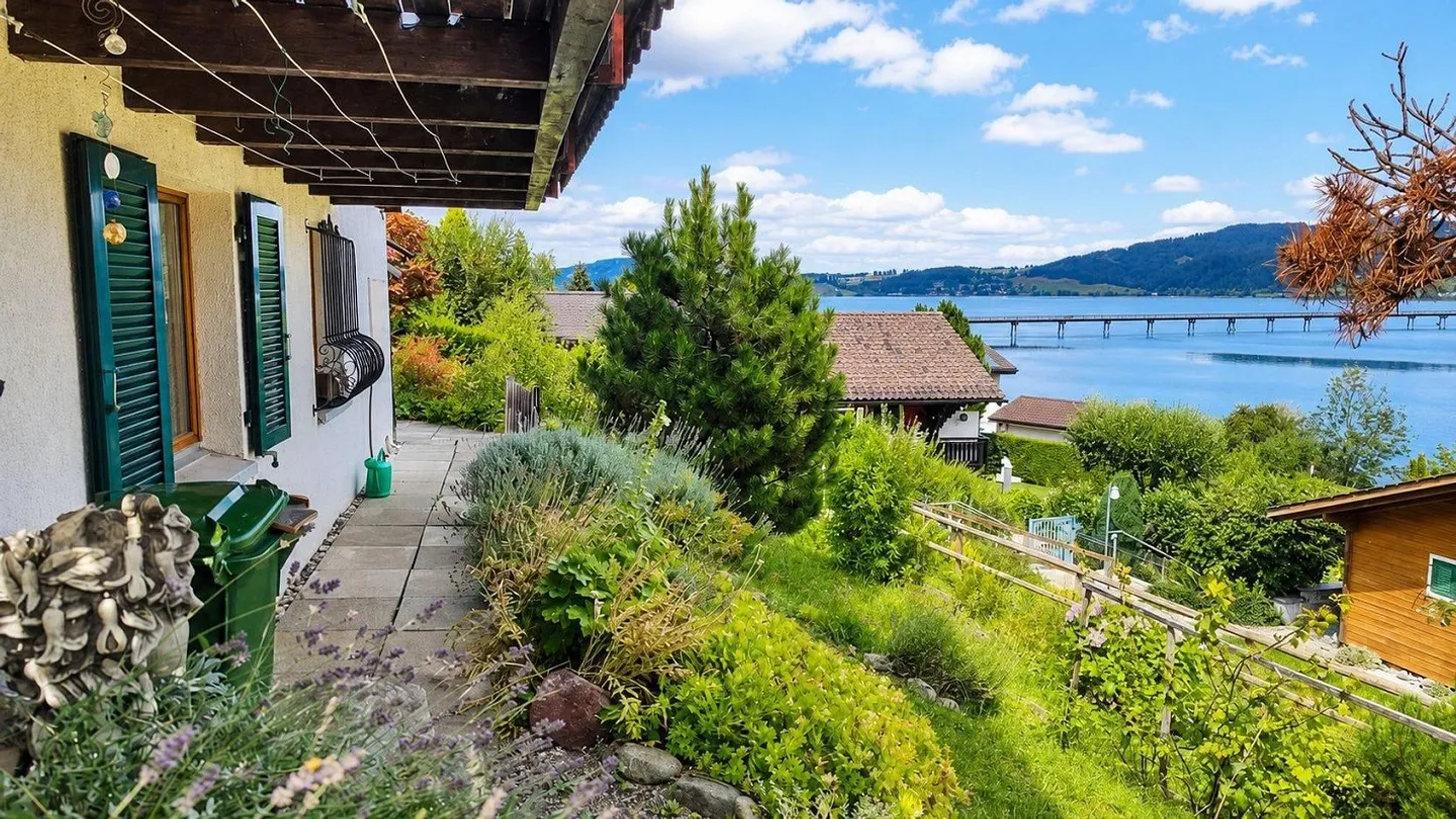 HOLIDAY HOME WITH SENSATIONAL LAKE AND MOUNTAIN VIEW - Photo 5 of 13