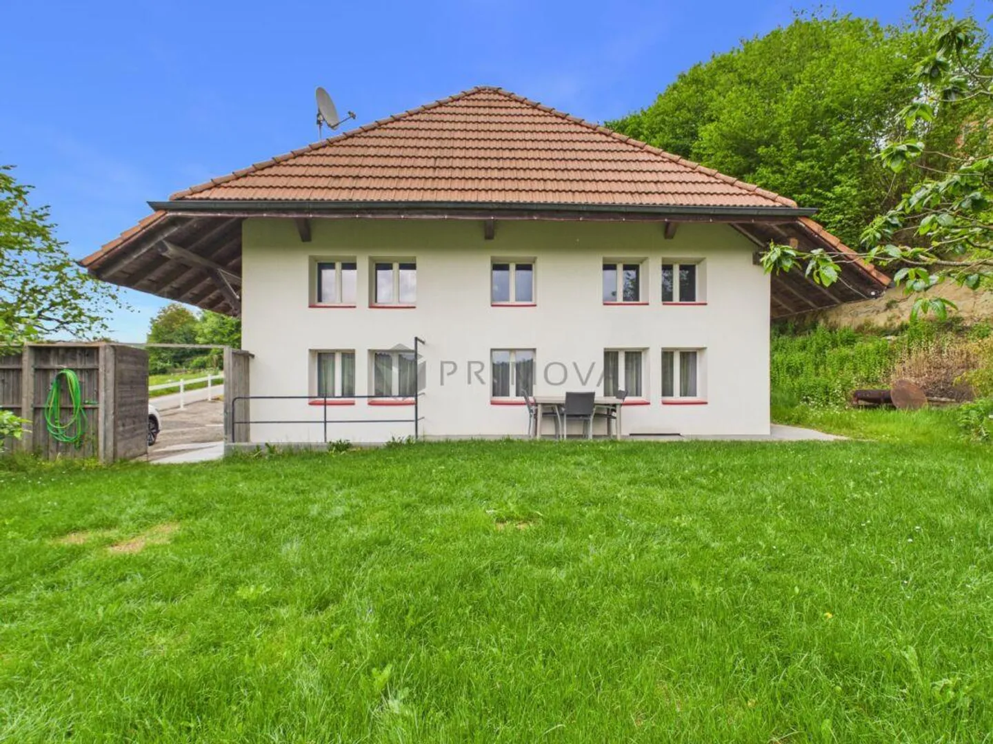 Platzwunder in Grasswil mit 4.5 Zimmern und zusätzlich 160 m² vorbe... - Photo 1 of 9