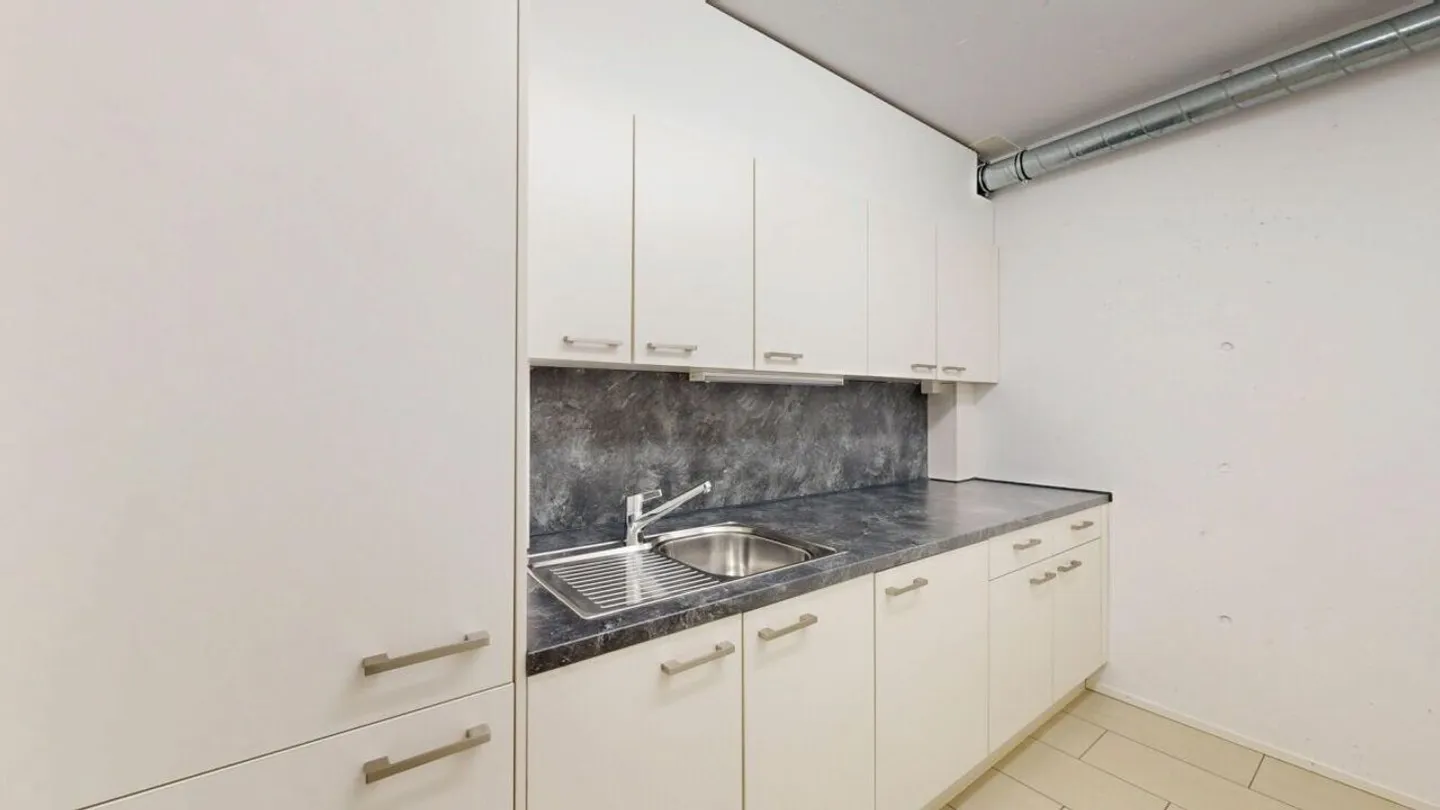 Moderner Gewerberaum mit 72 m² Fläche und 42 m² Empfangsbereich und Küche im markanten GWAND in Merenschwand - Foto 8 von 16