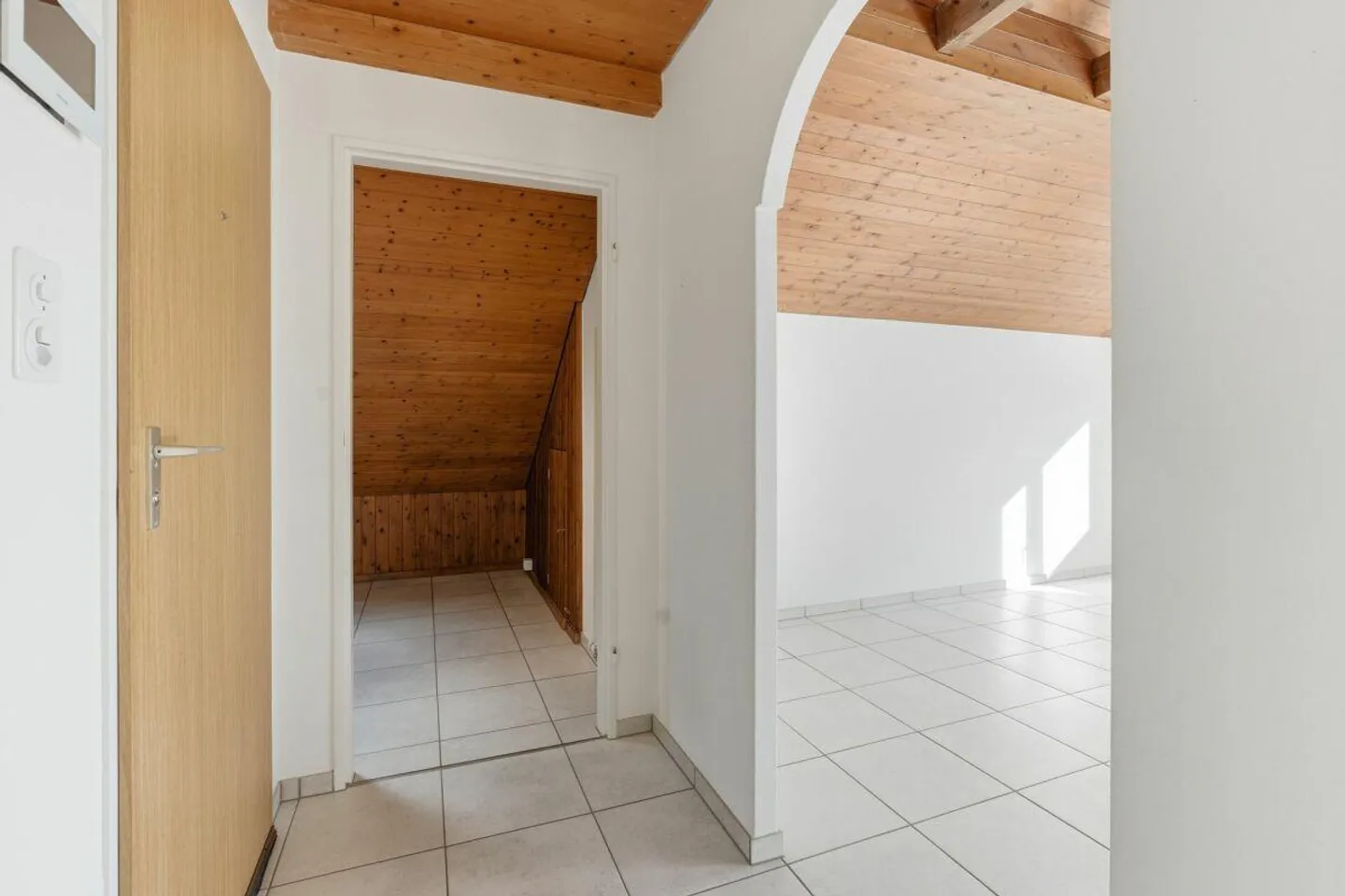 Helle 2.5 Z' Dachwohnung mit Garage und Balkon - Photo 2 of 11