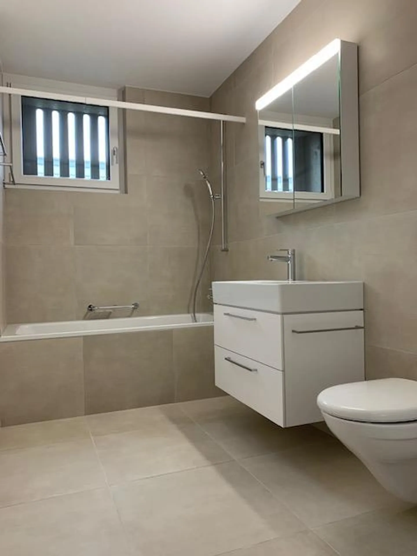 Appartement lumineux et moderne de 4,5 pièces avec loggia à Gümligen ! - Photo 8 sur 12