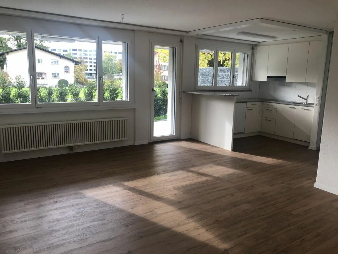 Appartamento di 2.5 locali parzialmente ristrutturato con area salotto in giardino - Foto 2 di 8