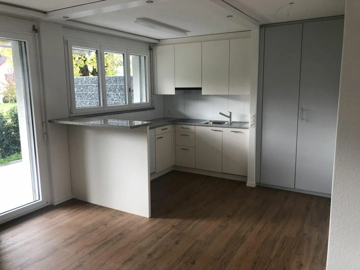 Appartamento di 2.5 locali parzialmente ristrutturato con area salotto in giardino - Foto 3 di 8