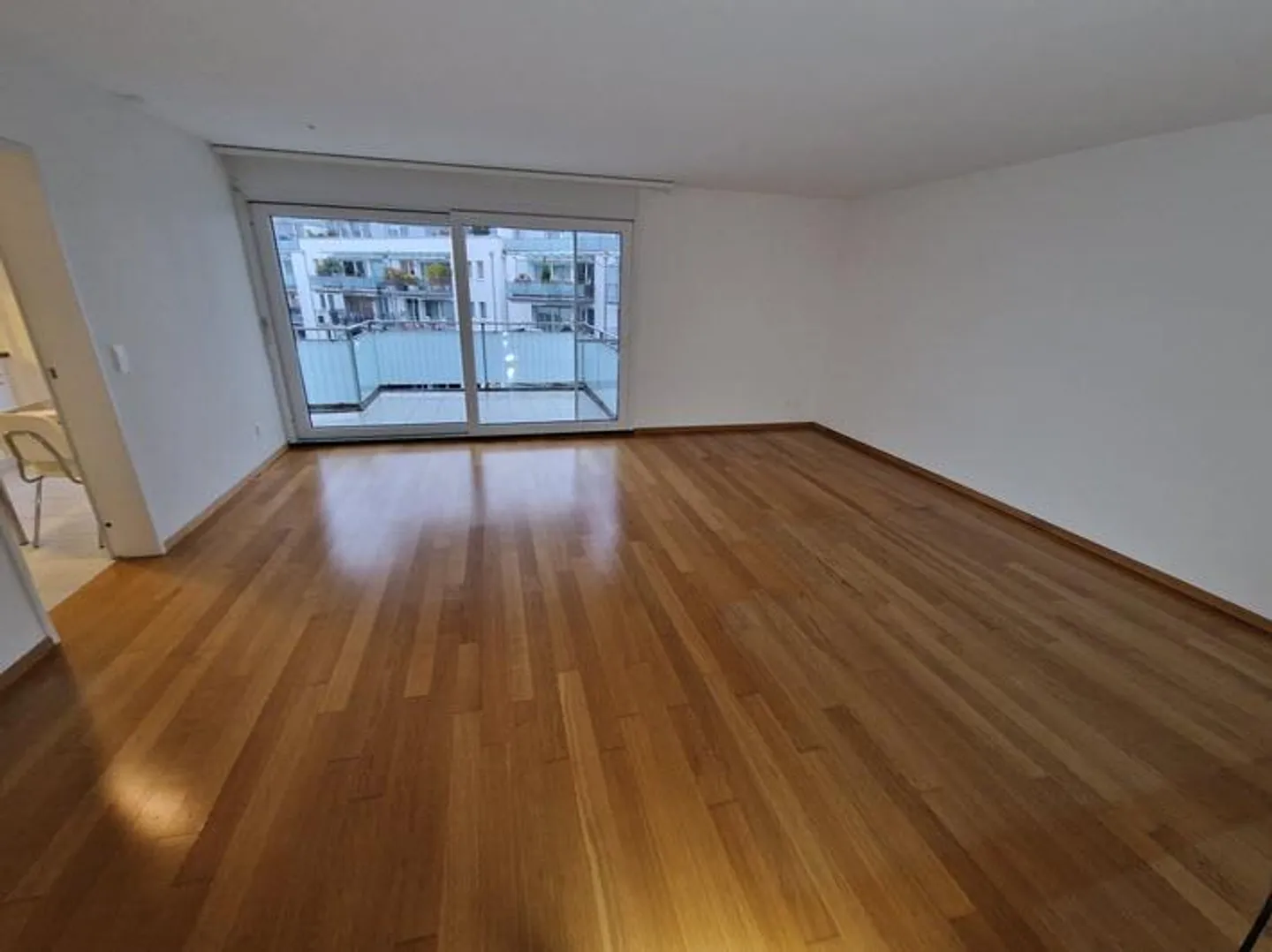 Modern 3.5-room apartment with balcony in Greifensee - Photo 2 of 9