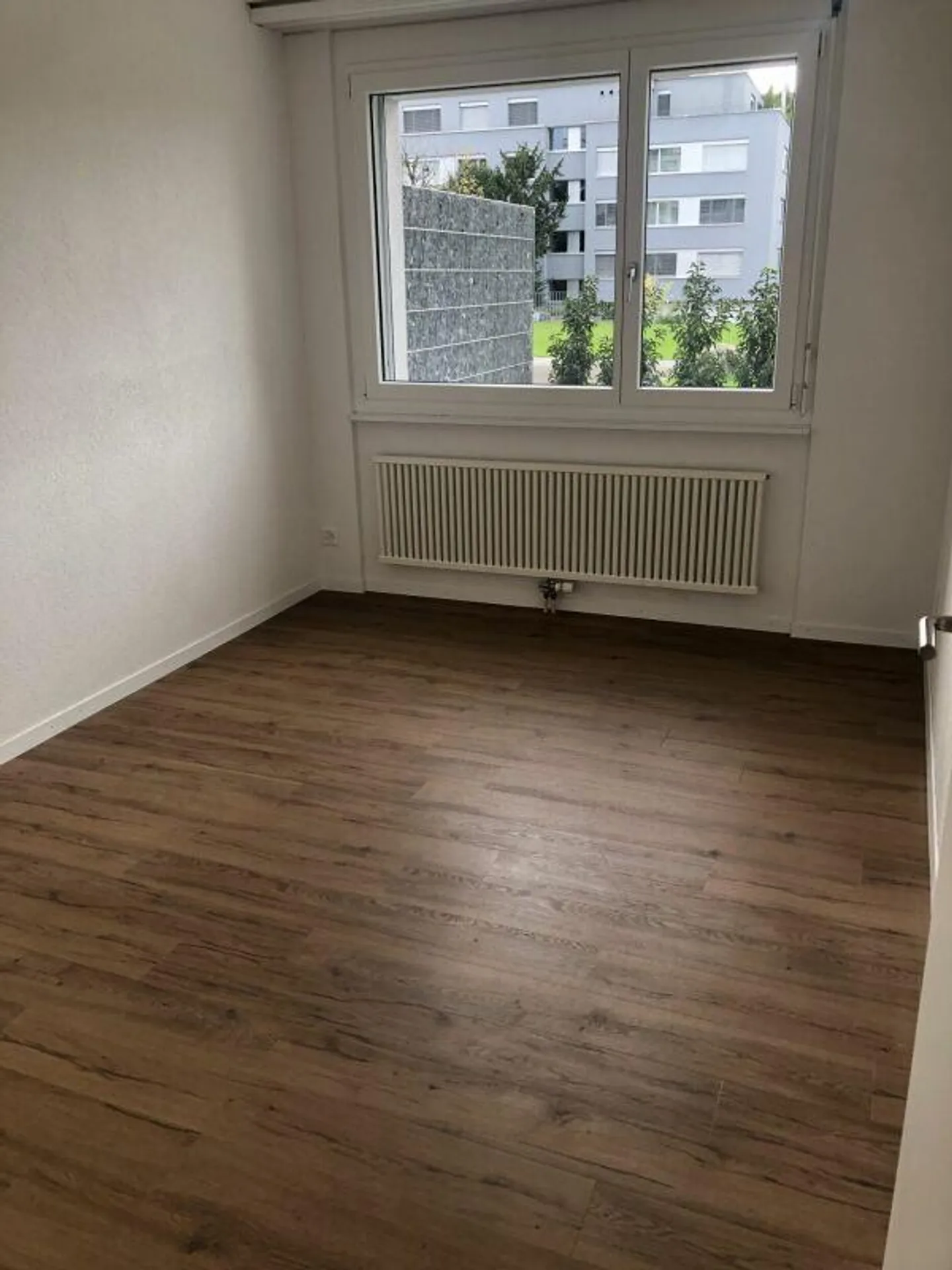 Appartamento di 2.5 locali parzialmente ristrutturato con area salotto in giardino - Foto 4 di 8