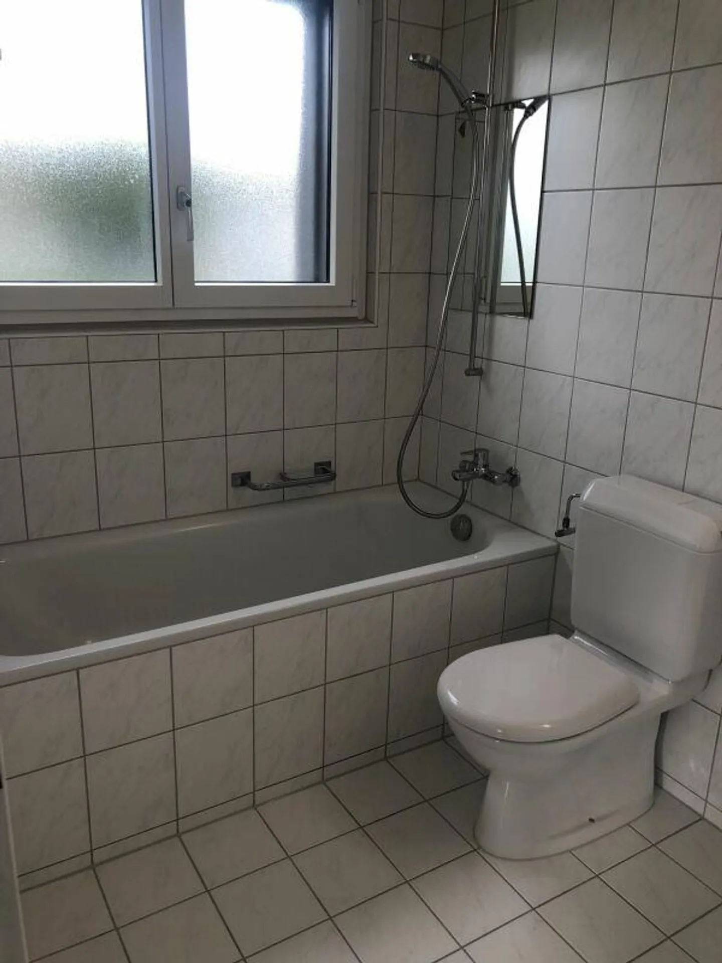 Appartamento di 2.5 locali parzialmente ristrutturato con area salotto in giardino - Foto 5 di 8