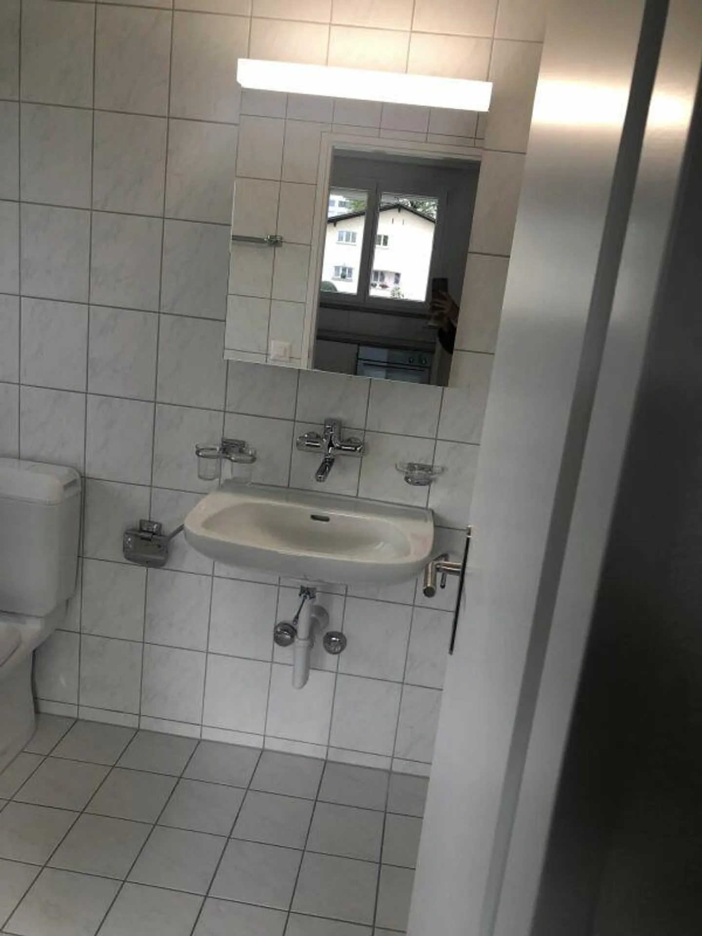 Appartamento di 2.5 locali parzialmente ristrutturato con area salotto in giardino - Foto 6 di 8