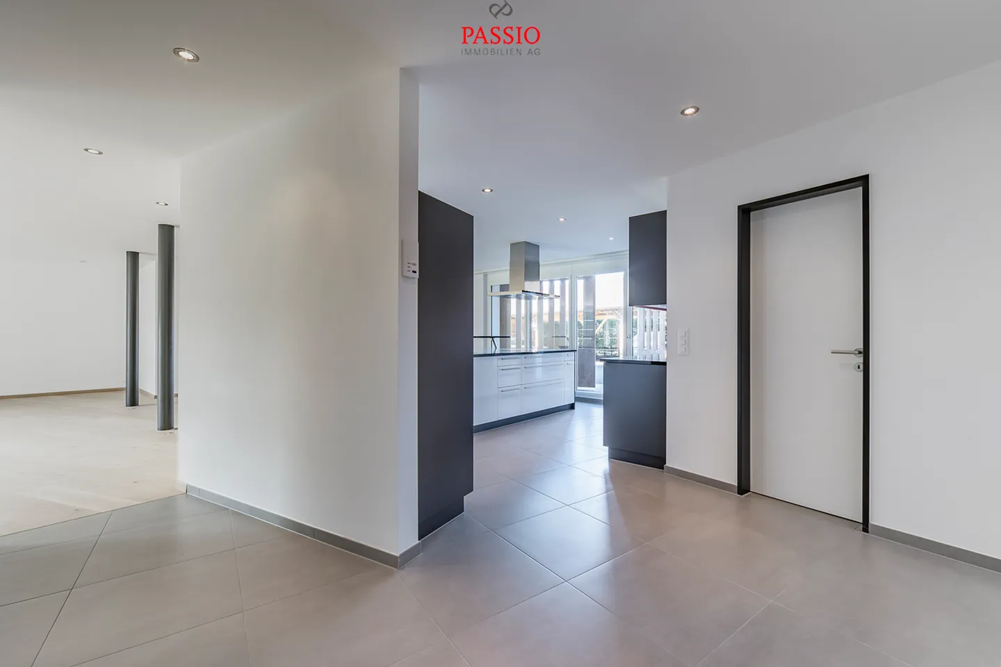 Vie exclusive sur 3 niveaux : Appartement luxueux de 7 pièces dans un emplacement privilégié - Photo 4 sur 21