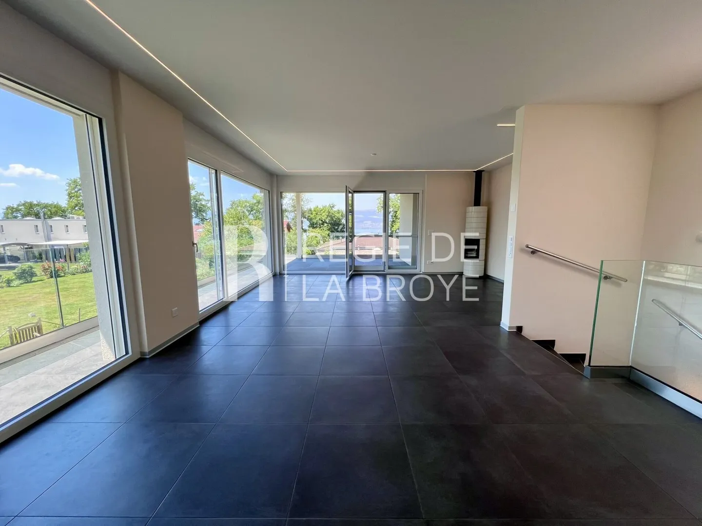 Stupenda villa a schiera di 5,5 stanze a Portalban - Foto 1 di 24