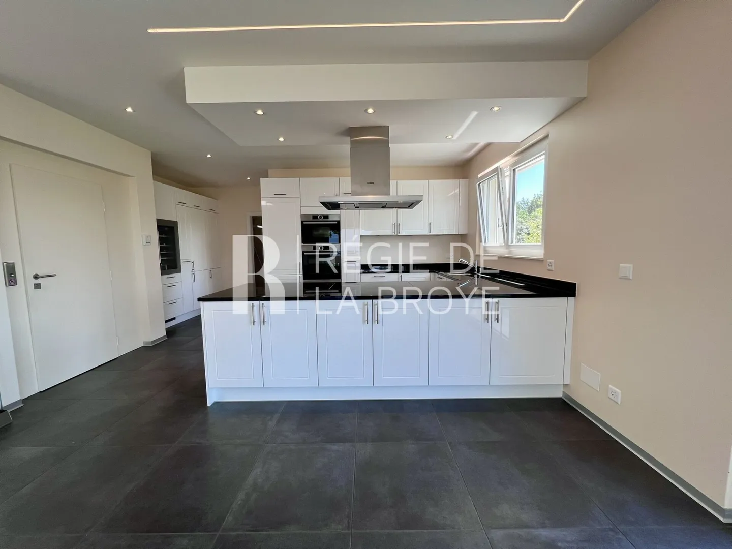 Stupenda villa a schiera di 5,5 stanze a Portalban - Foto 7 di 24