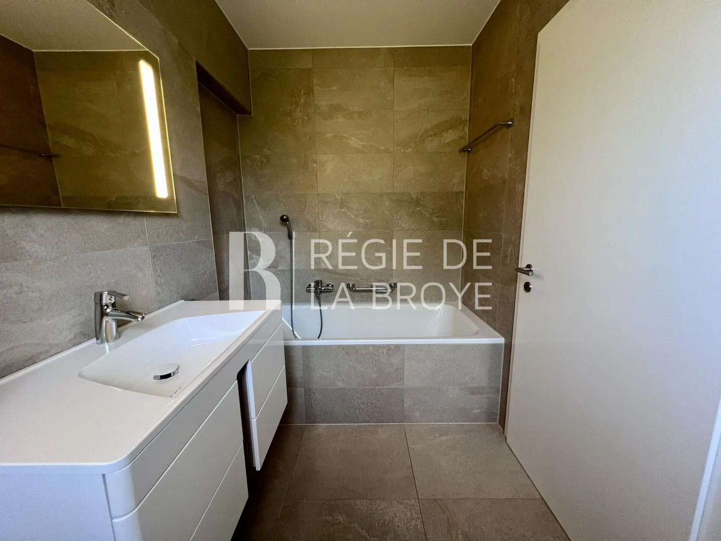 Stupenda villa a schiera di 5,5 stanze a Portalban - Foto 20 di 24