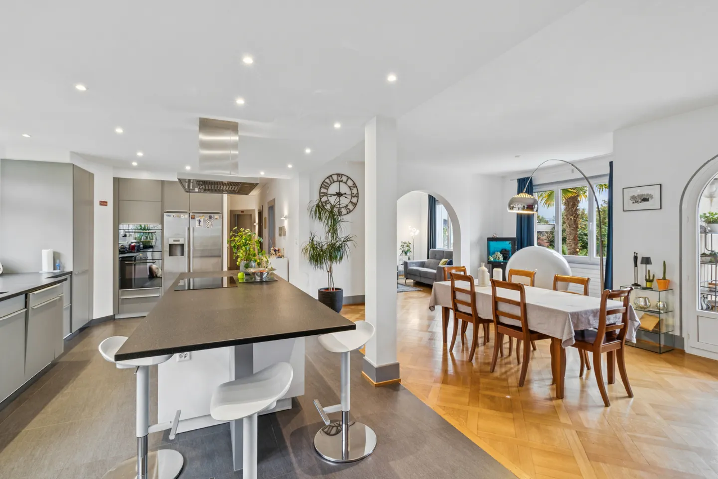 Beautiful property with three apartments and exceptional lake view - Photo 4 of 21