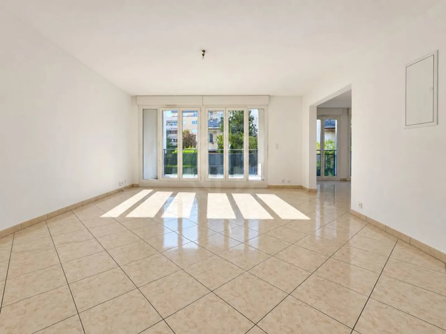 Appartamento Luminoso di 7 Stanze - Foto 3 di 10